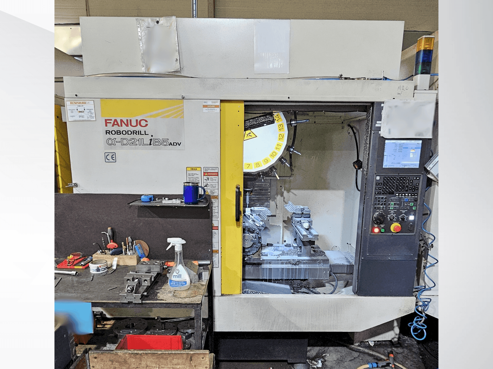 A FANUC Robodrill α-D21LiB5ADV gép elölnézete