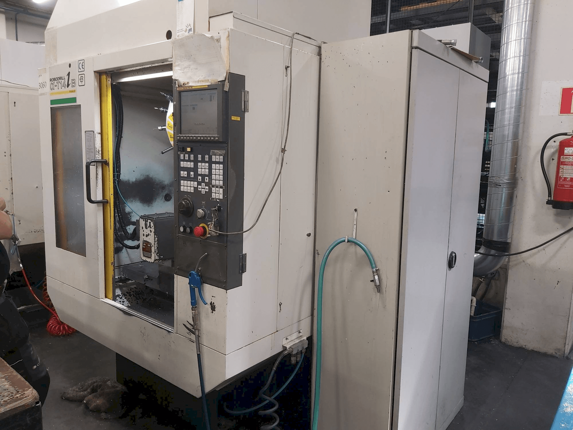 A FANUC Robodrill Alpha T14iB gép elölnézete