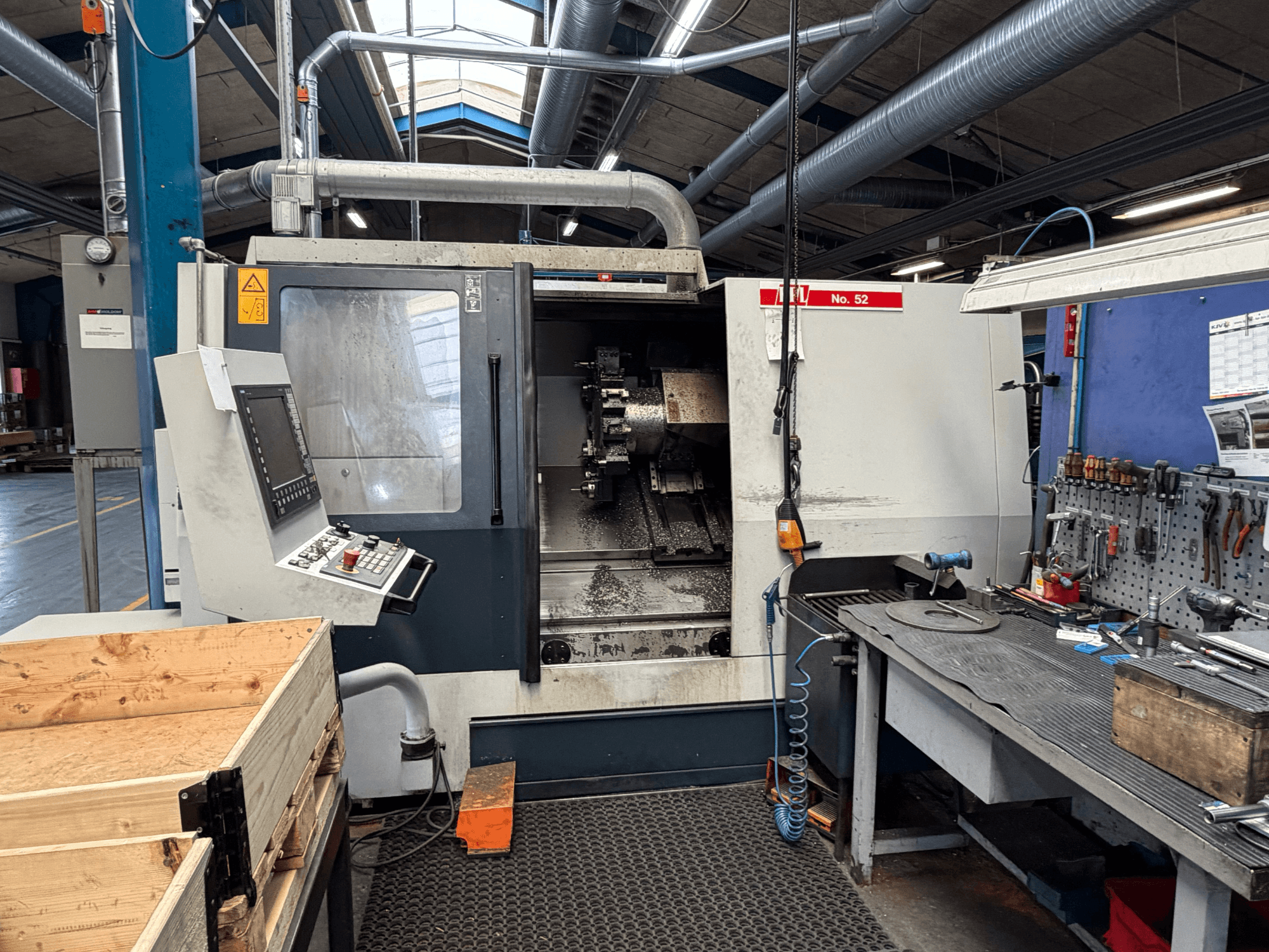 SPINNER TC800 110 SMCY vízszintes esztergagép, szemből nézve, a vezérlőpanellel és a közeli munkaterülettel.