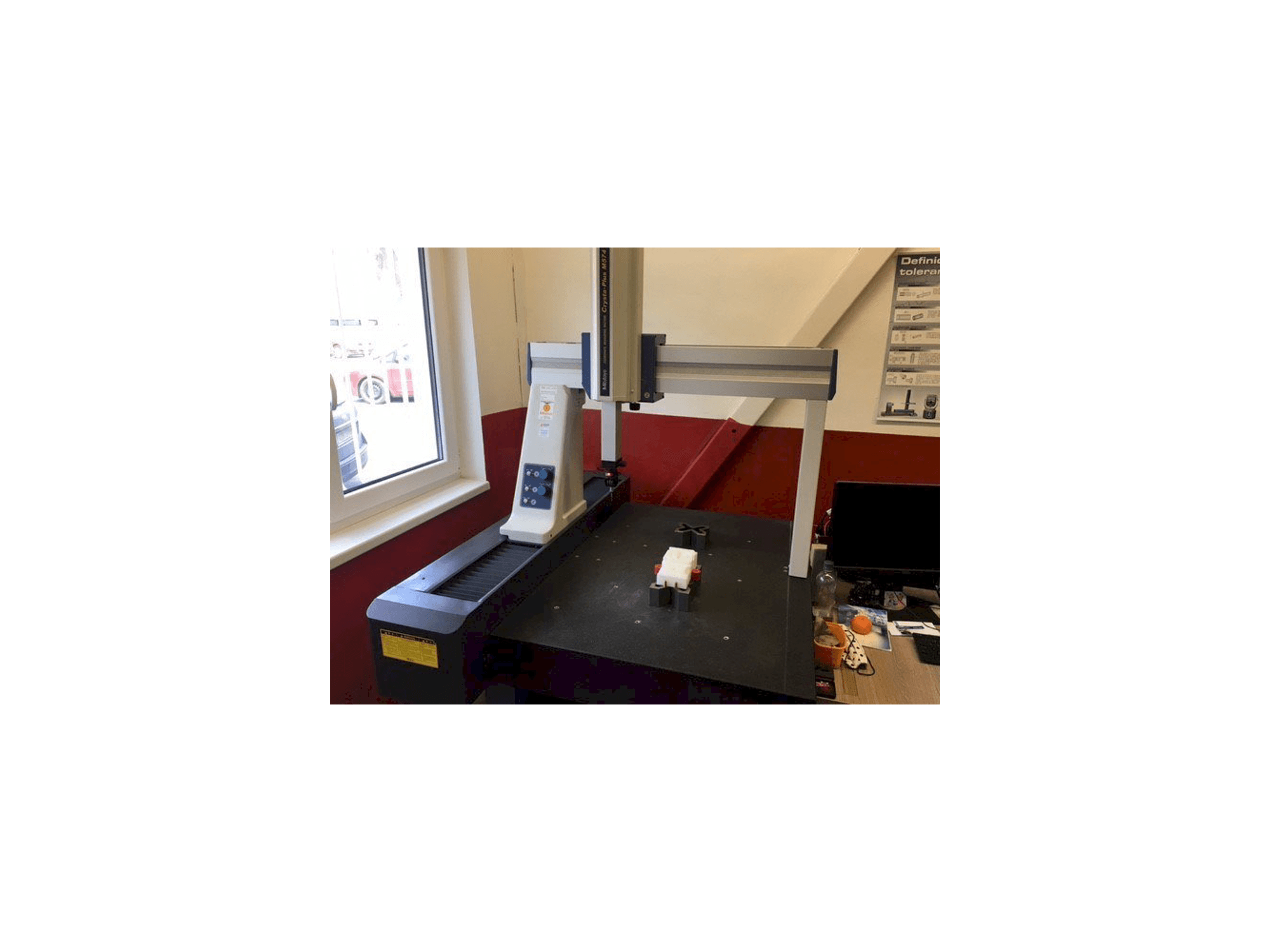 A Mitutoyo Crysta-Plus M 574 gép elölnézete