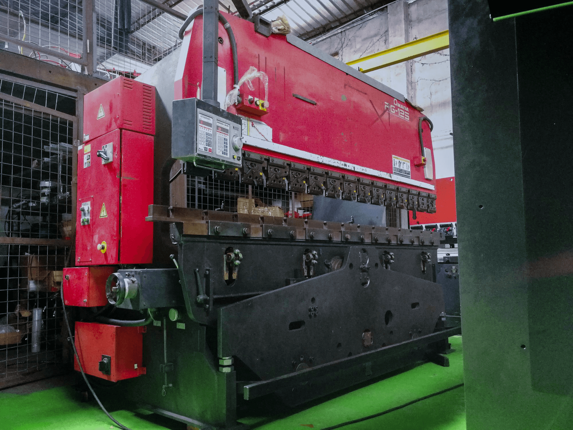 A AMADA RG 125 gép elölnézete