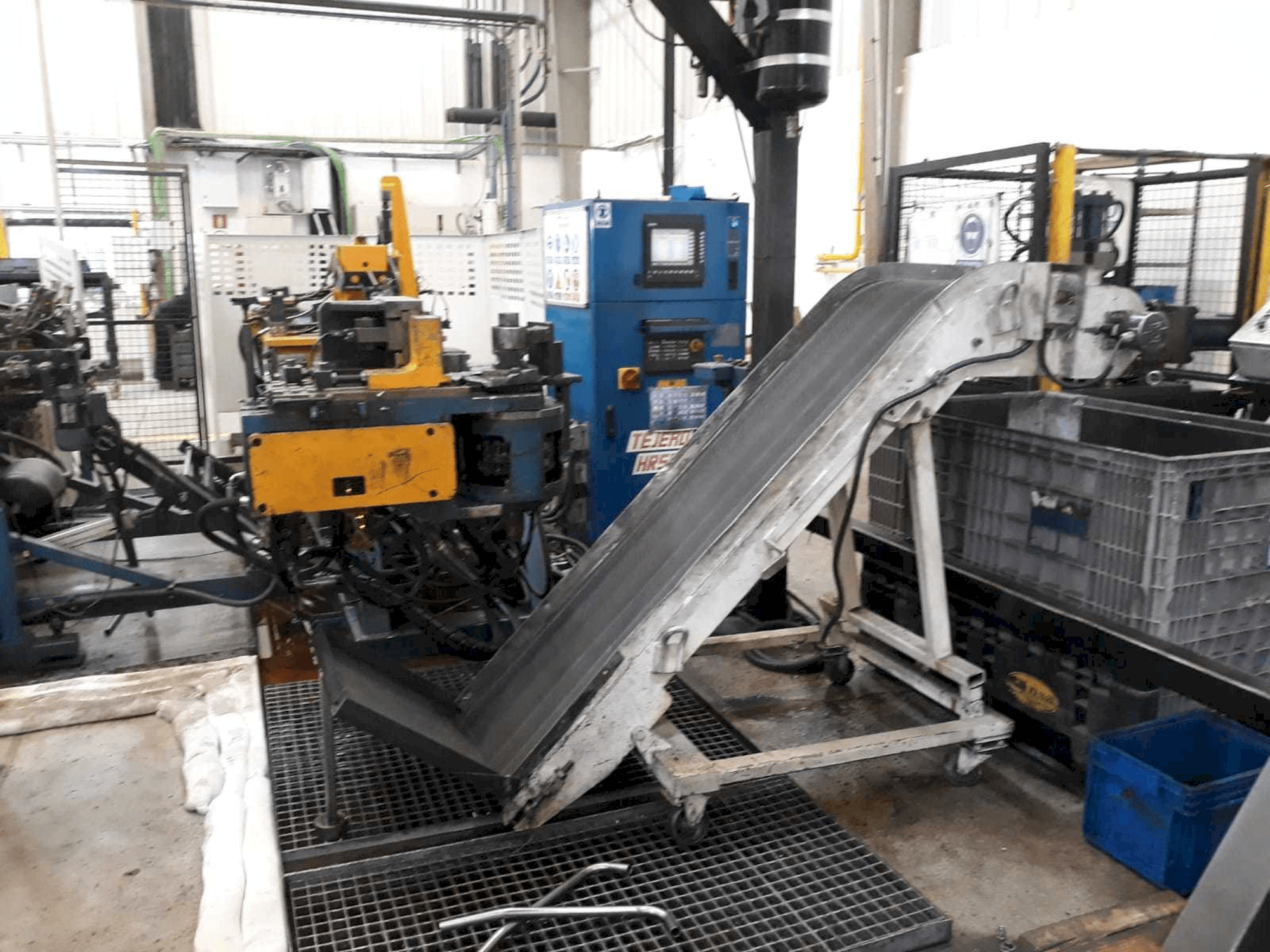A Tejero HR-50-CNC gép elölnézete