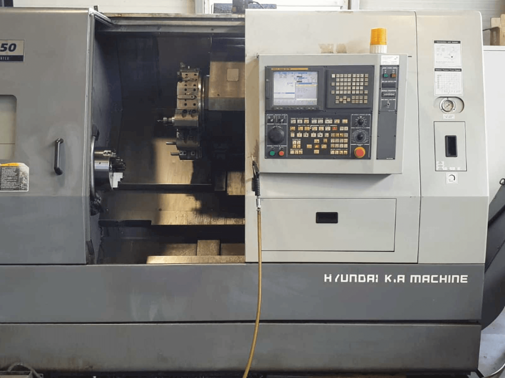 A Hyundai Kia SKT250 gép elölnézete