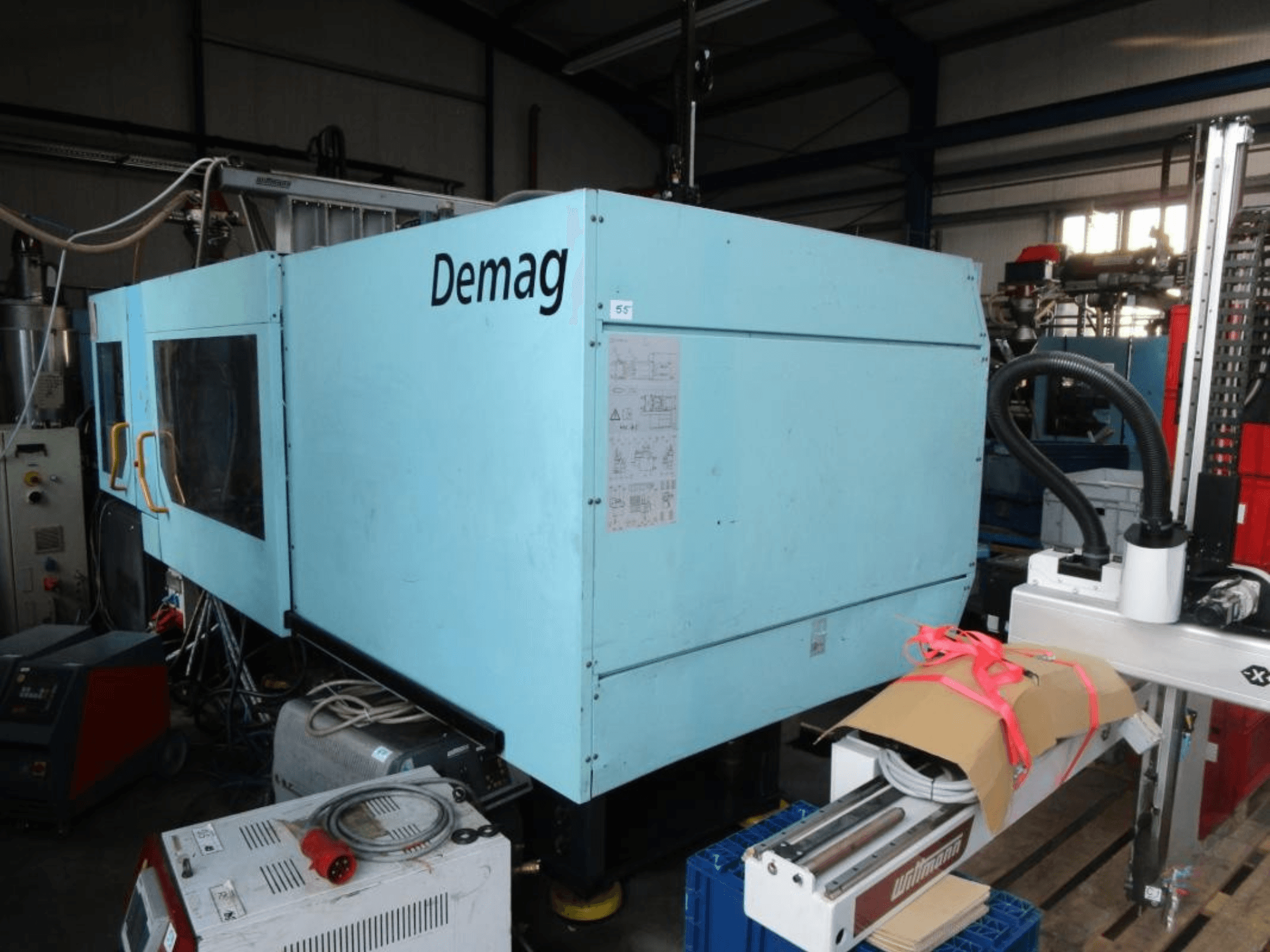 Egy DEMAG Ergotech 350/710-2300 hidraulikus fröccsöntőgép előlapja, a vezérlőpanel és az oldalsó részletek.