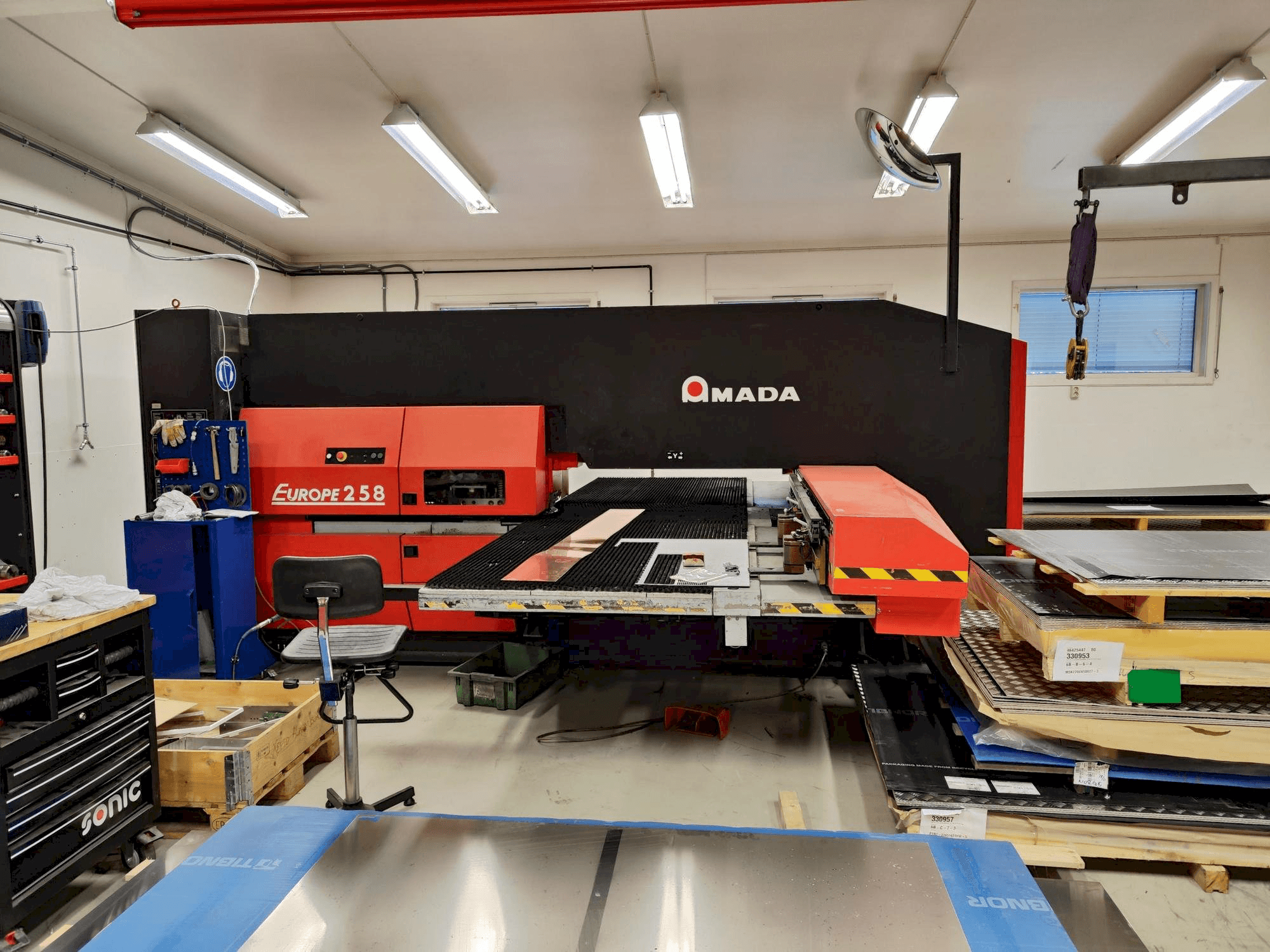A AMADA EUROPE 258 gép elölnézete