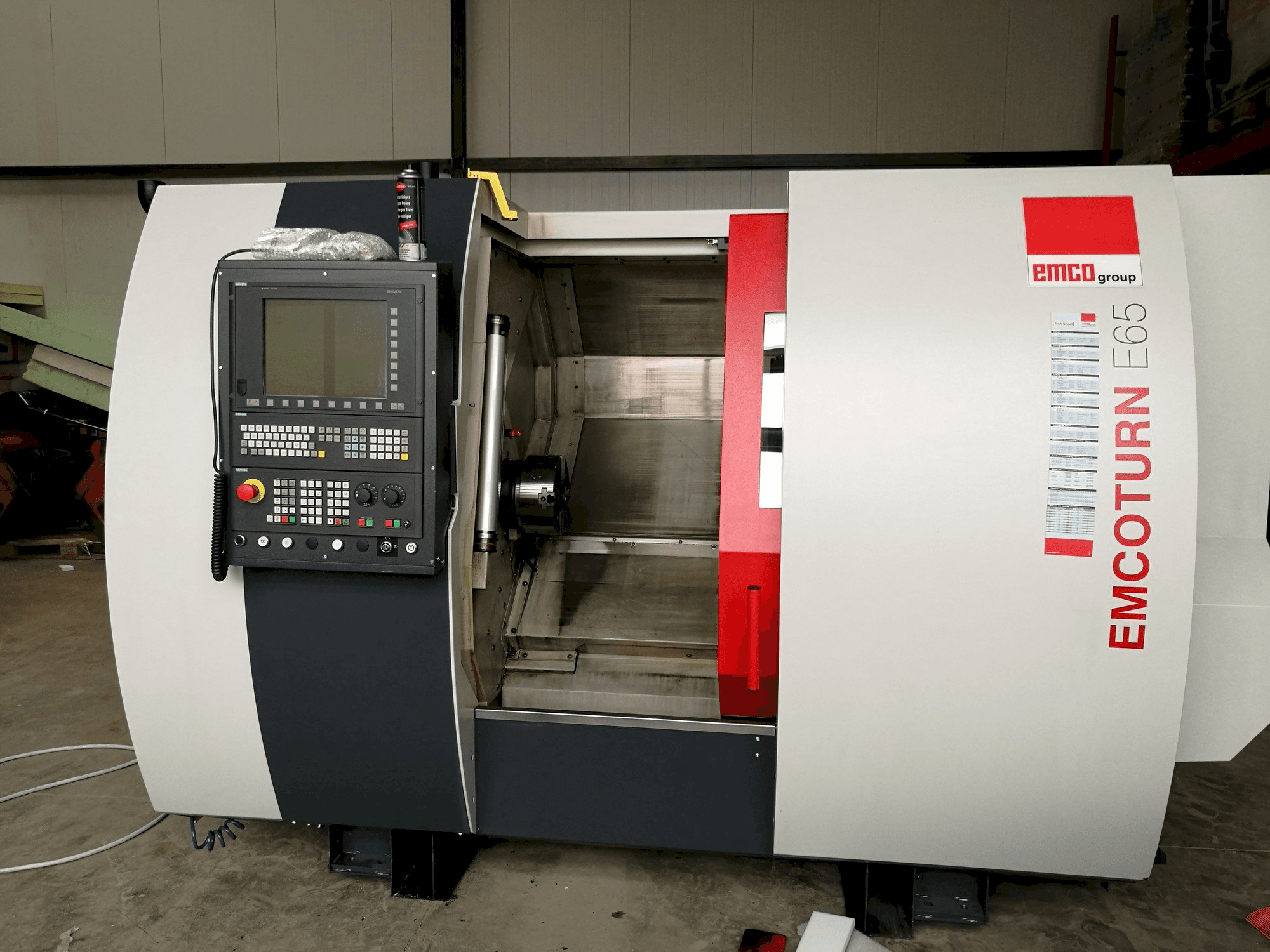 A EMCO Emcoturn E65 gép elölnézete