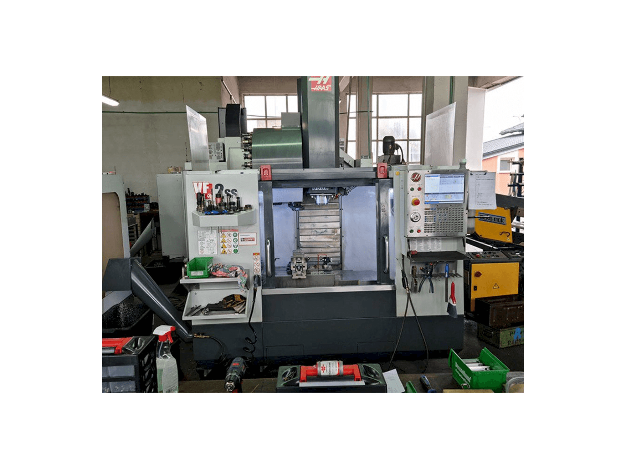 A HAAS VF-2SS gép elölnézete