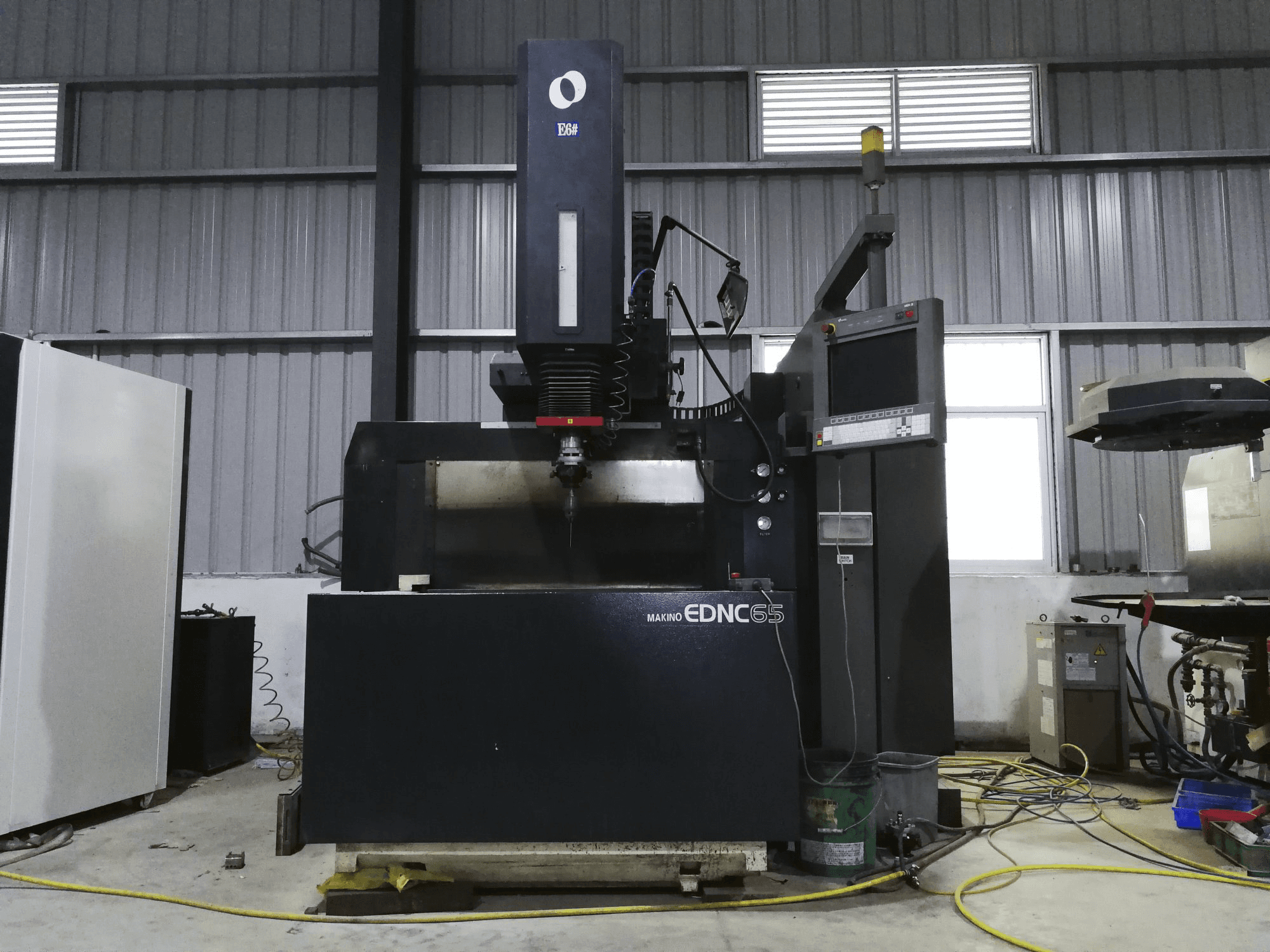 A Makino EDNC65 gép elölnézete