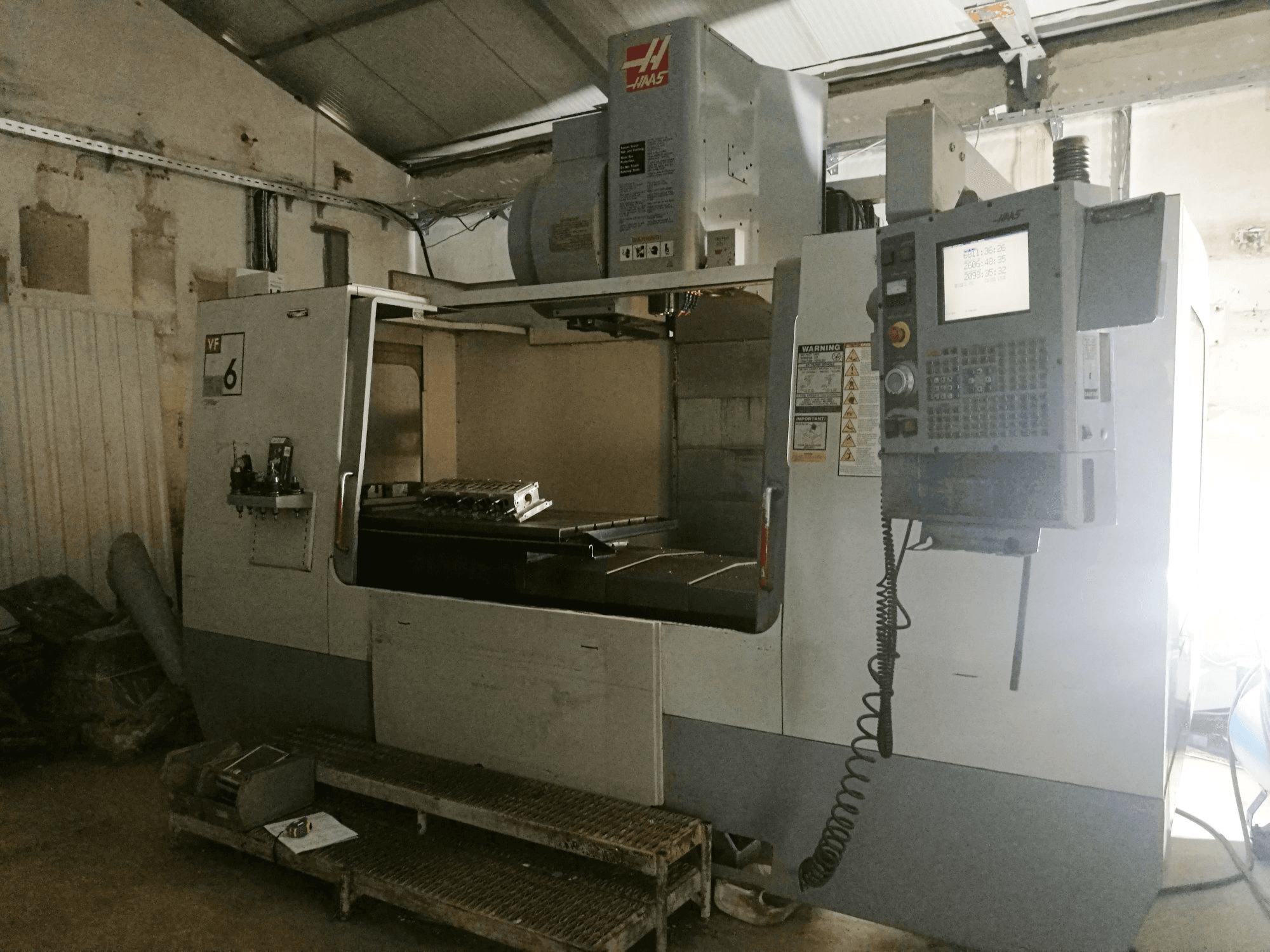 A HAAS VF-6B/40HE gép elölnézete