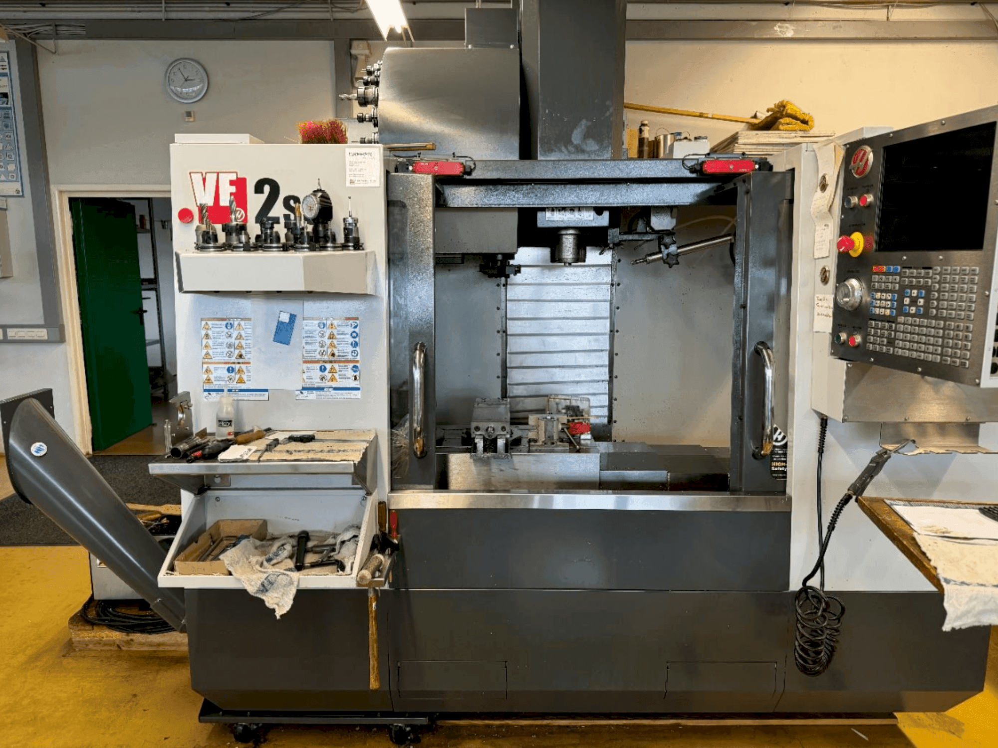 A HAAS VF-2SS gép elölnézete