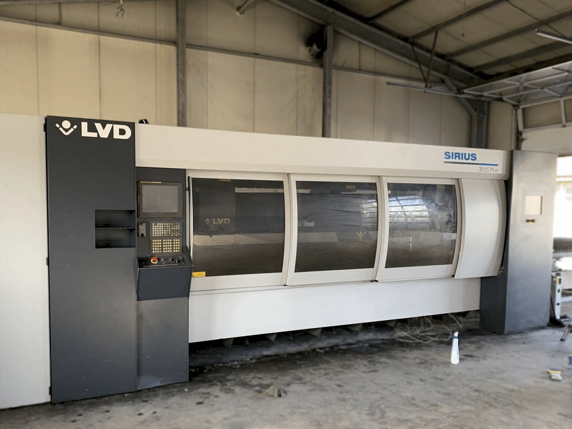 A LVD Sirius Plus 3015 gép elölnézete