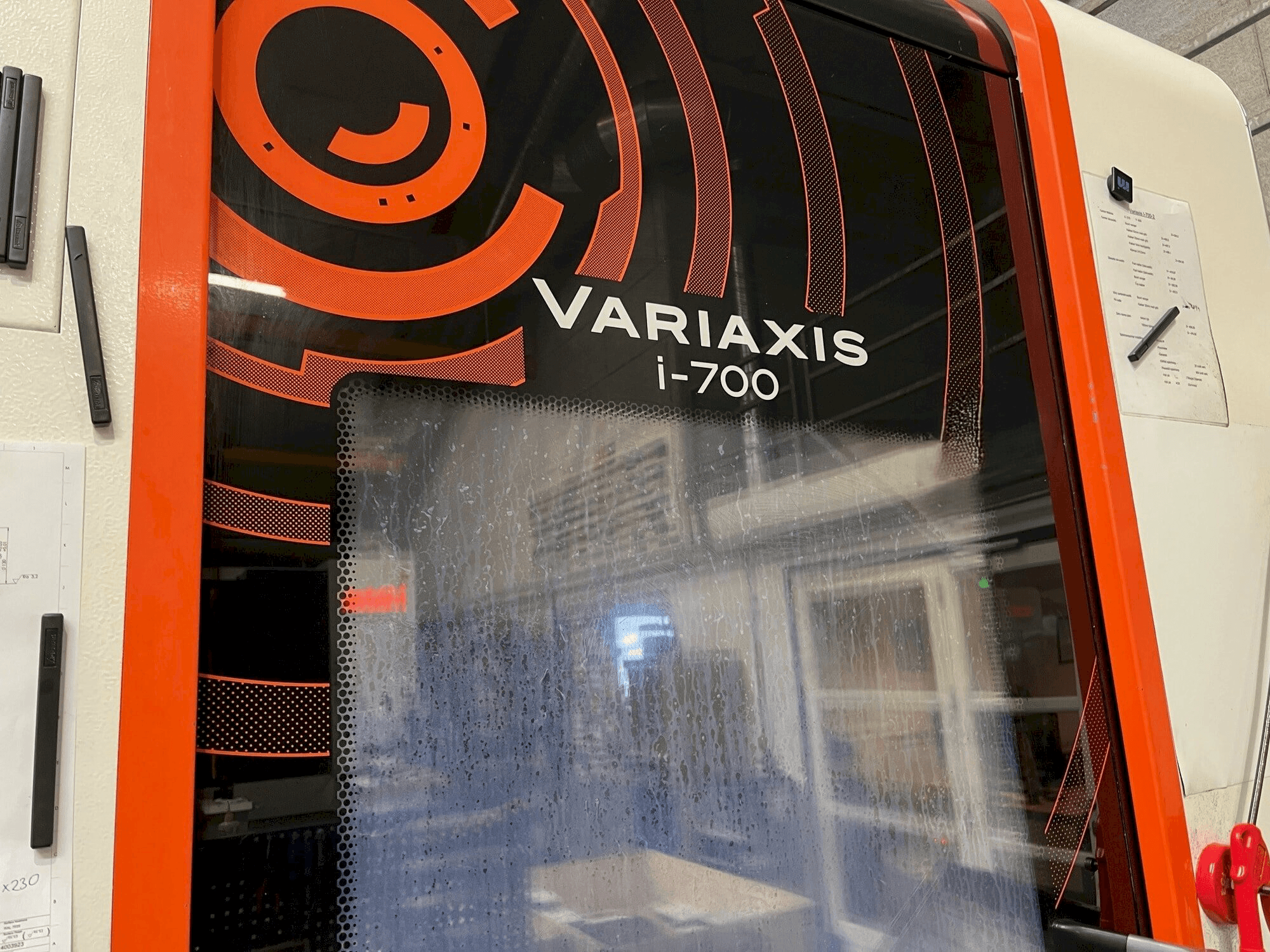 A Mazak Variaxis i-700 gép elölnézete