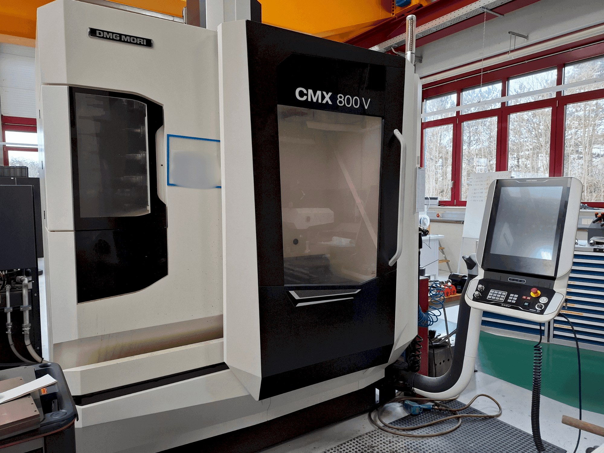 A DMG MORI CMX 800V gép elölnézete