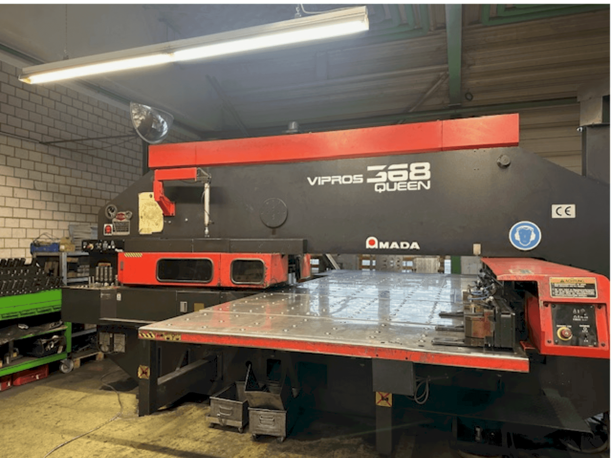 A AMADA Vipros 368 Queen gép elölnézete