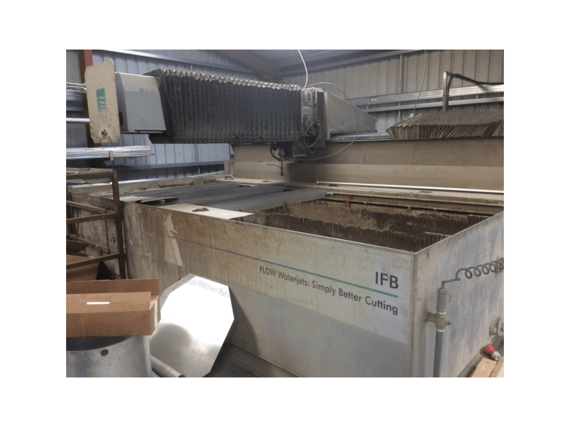 A Flow IFB 713633-1 gép elölnézete