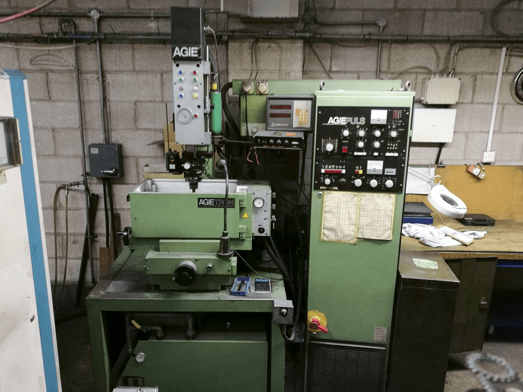 A AGIE EMT 110 gép elölnézete