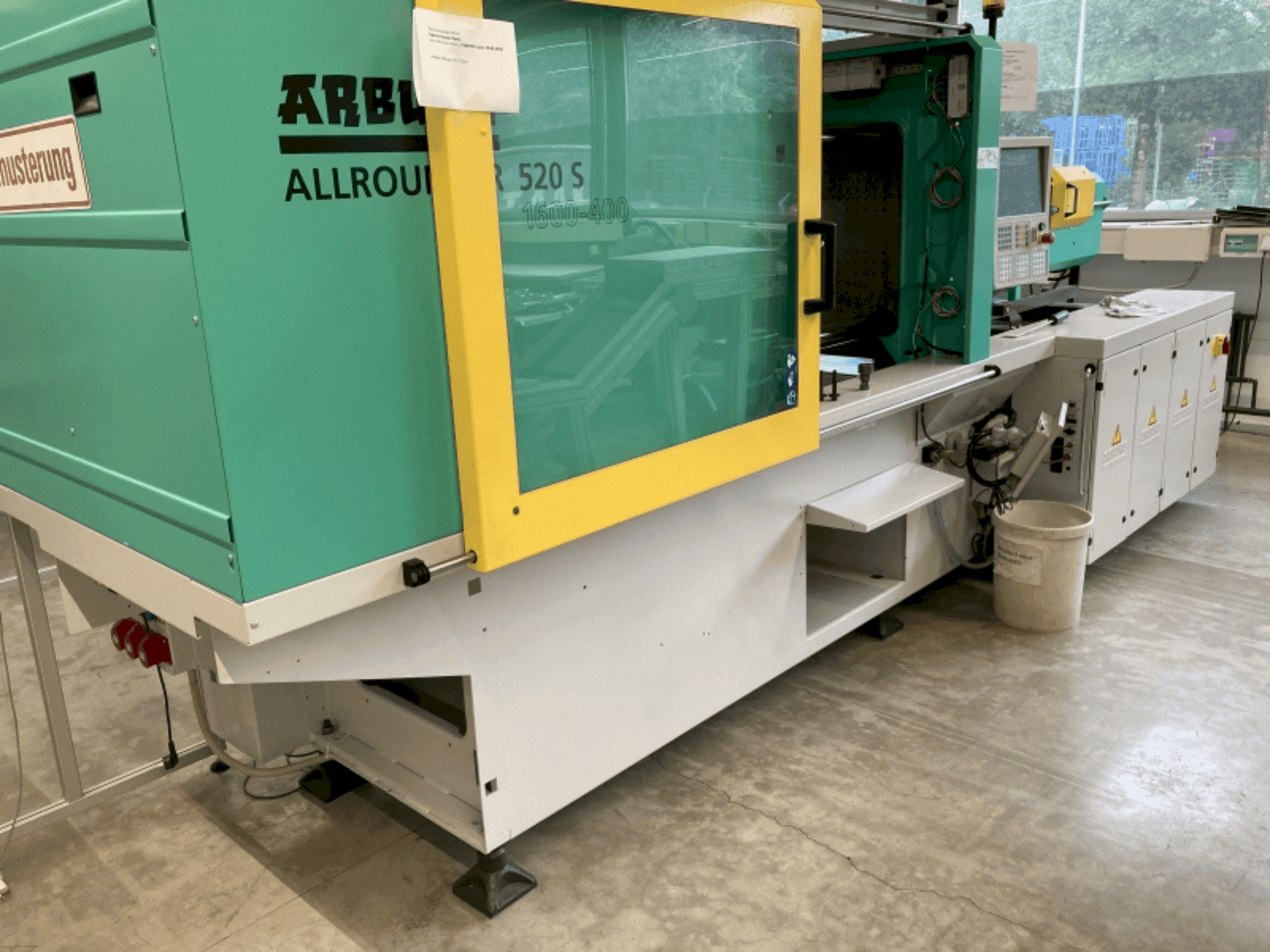 A Arburg Allrounder 520S-1600-400 gép elölnézete