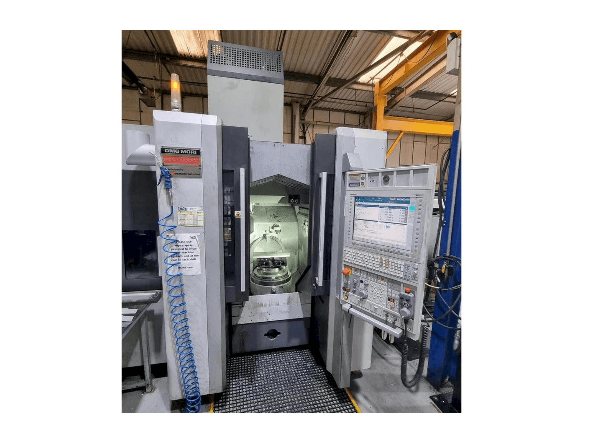 A DMG MORI NMV3000 DCG gép elölnézete
