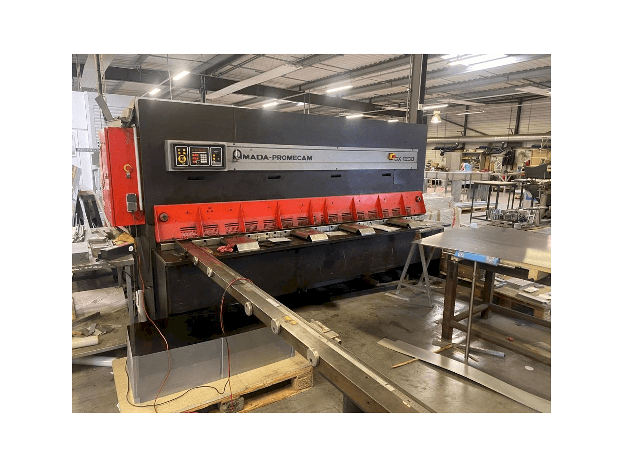 A AMADA GX 1230 gép elölnézete