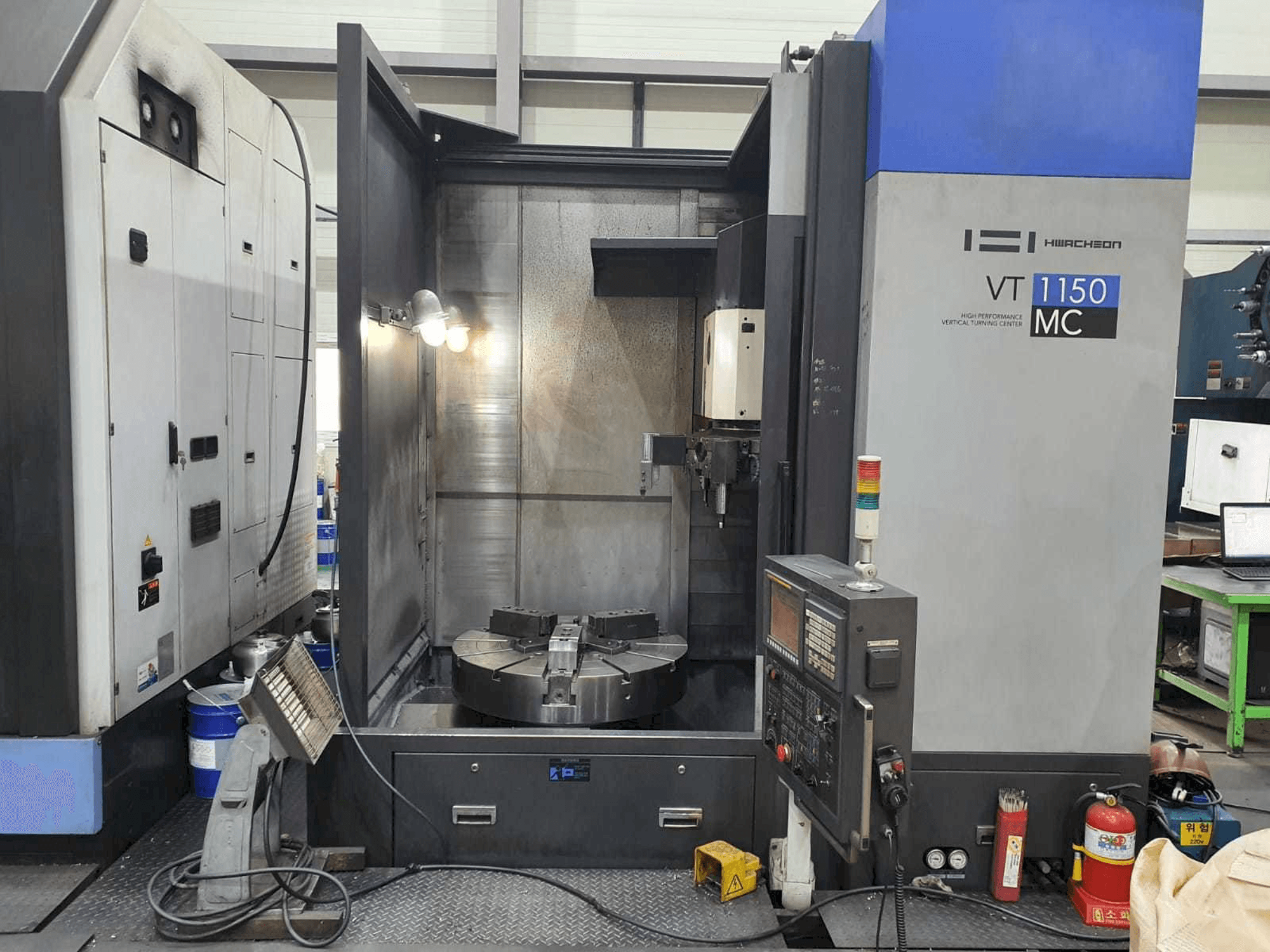 A HWACHEON VT 1150 MC gép elölnézete