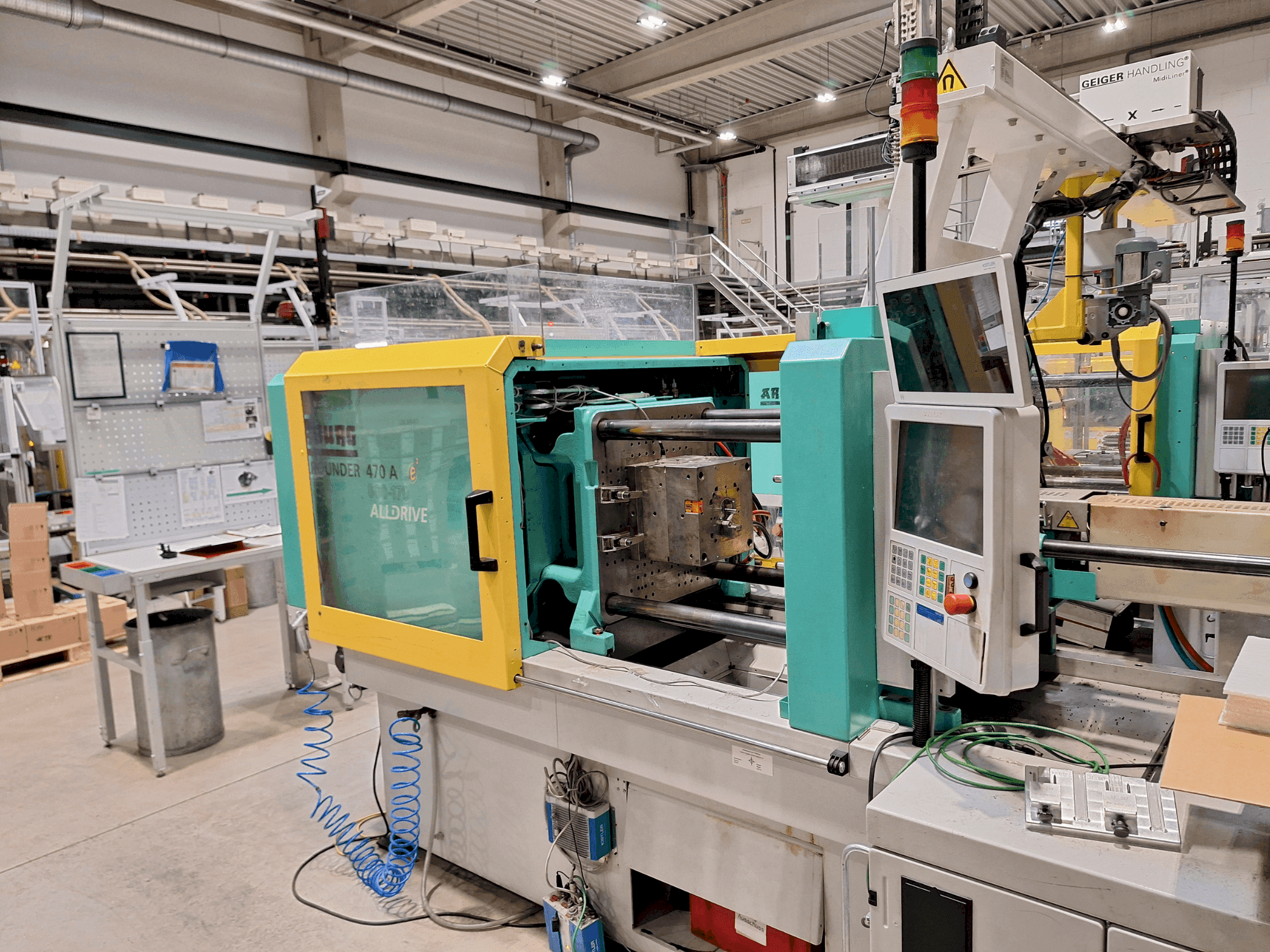 A Arburg 470 A 800-170 gép elölnézete