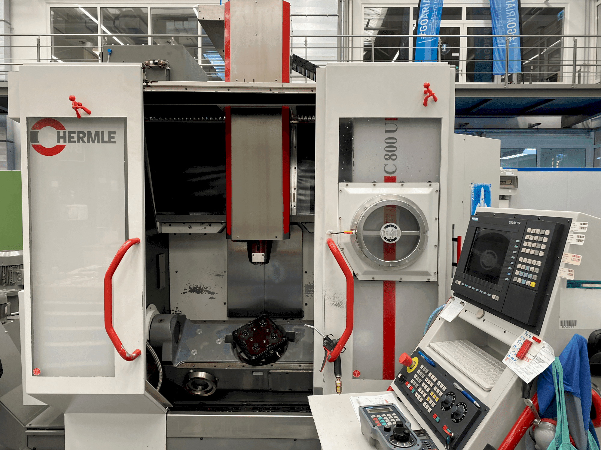 A HERMLE C800 U gép elölnézete