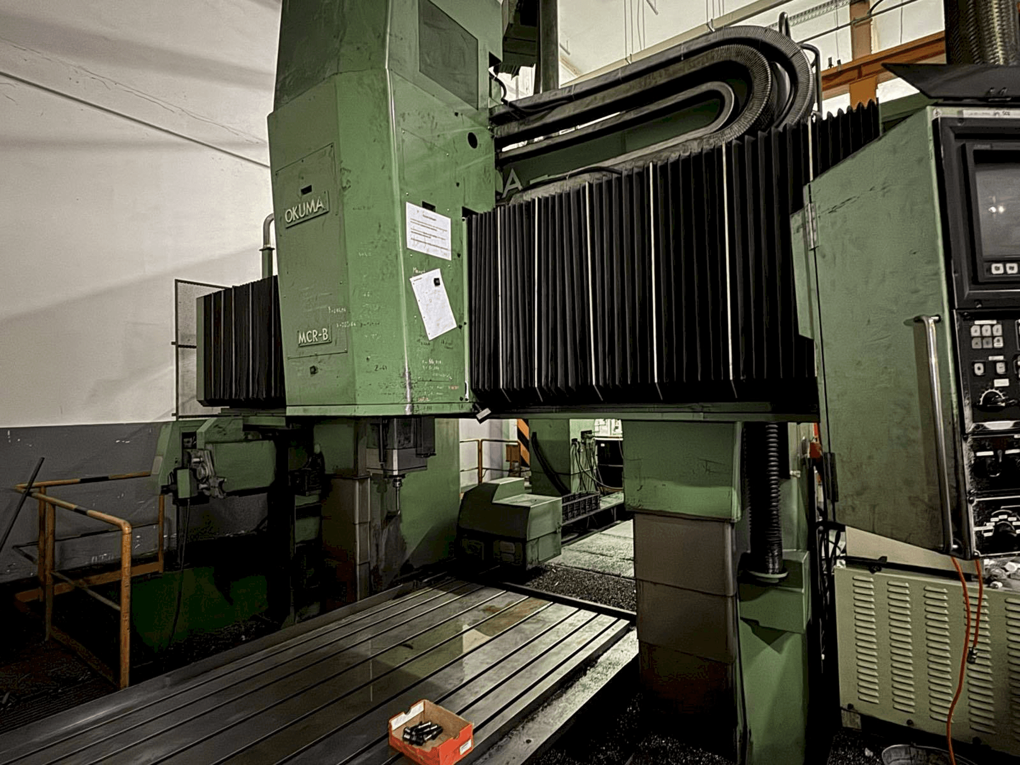A Okuma MCR-B gép elölnézete