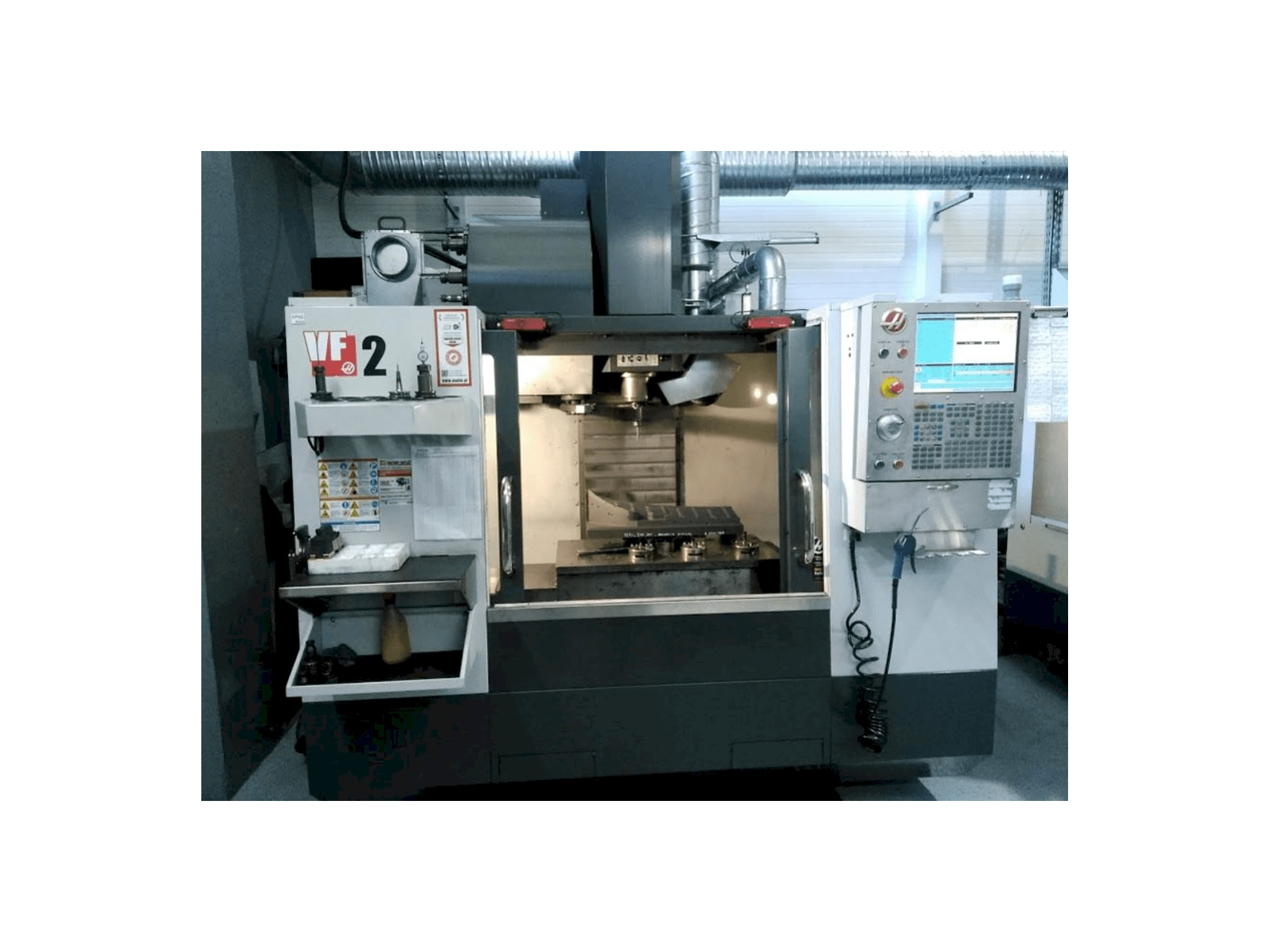A HAAS VF2 gép elölnézete