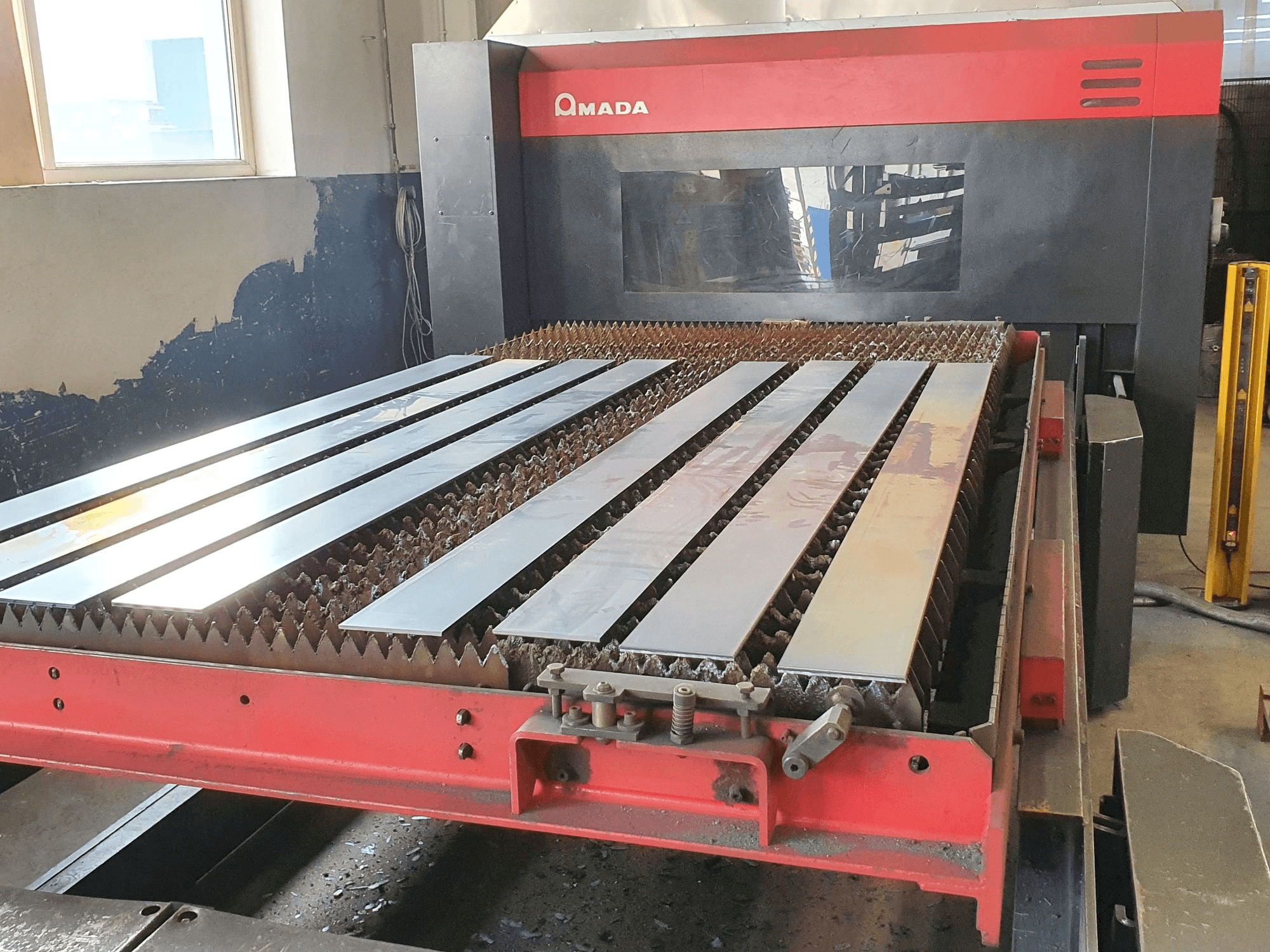 A AMADA FO-3015 MII NT CI gép elölnézete