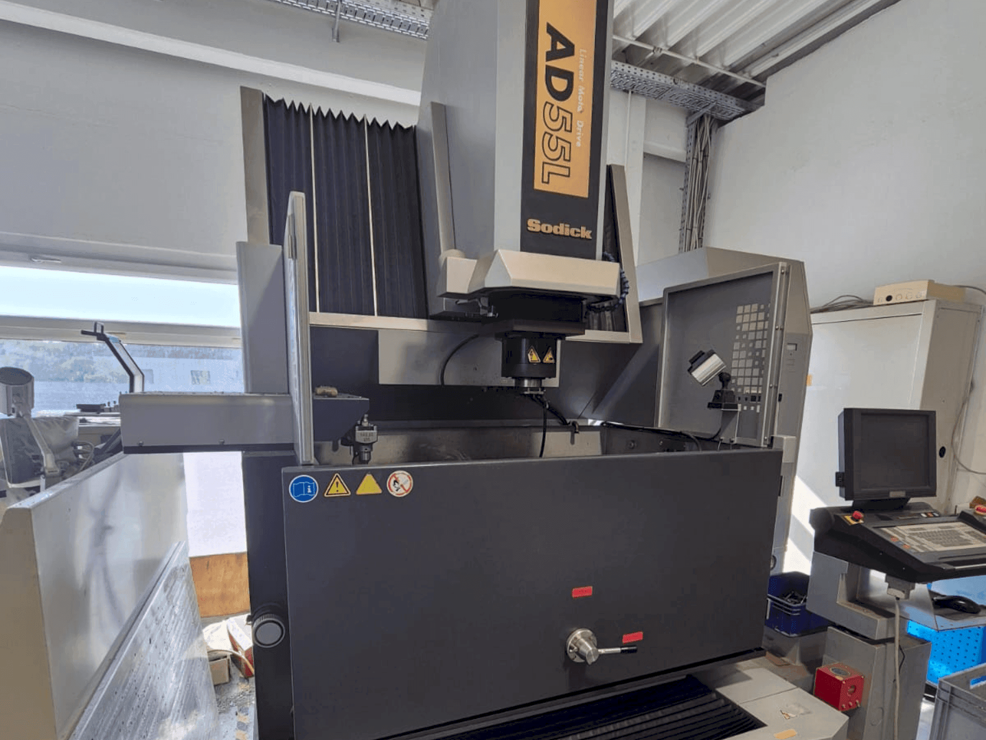 A Sodick AD 55 L gép elölnézete