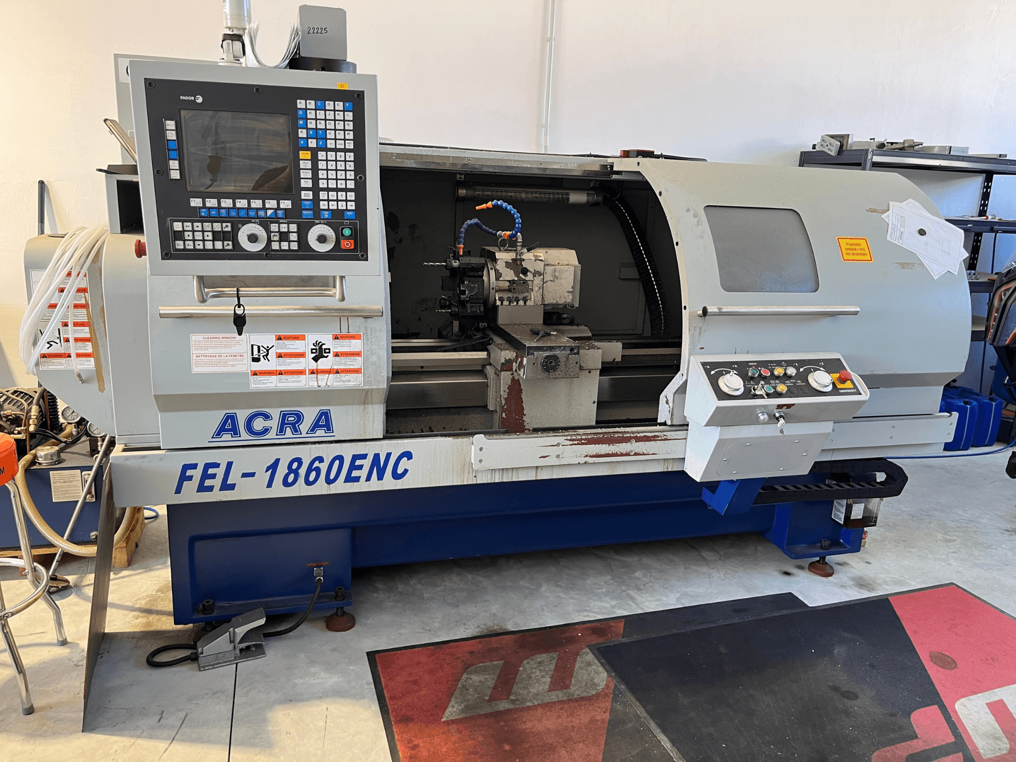 ACRA FEL-1860ENC/B vízszintes eszterga, elölnézet a vezérlőpanellel és a CNC-alkatrészekkel.