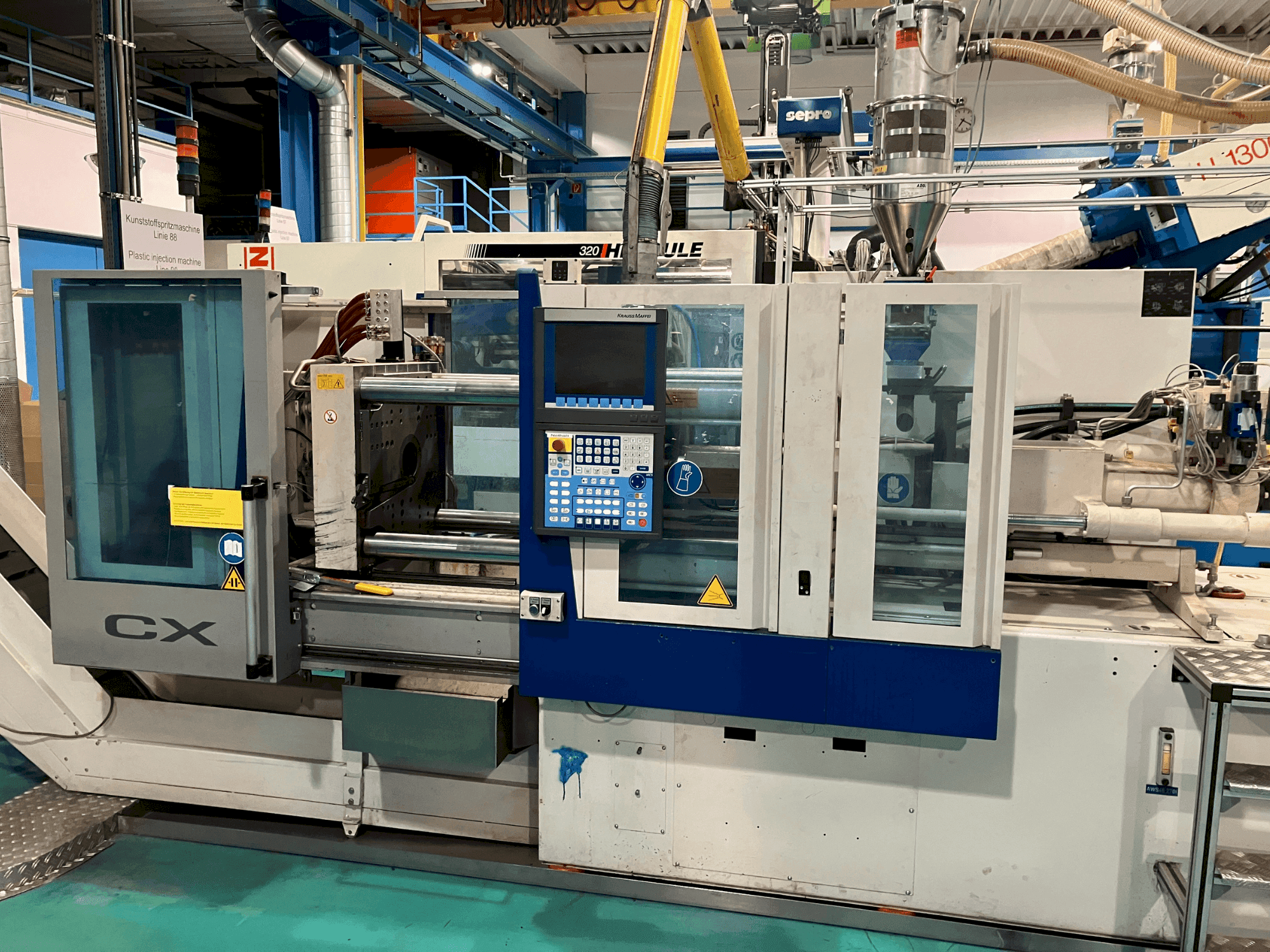 A Krauss Maffei 65-180 CX gép elölnézete