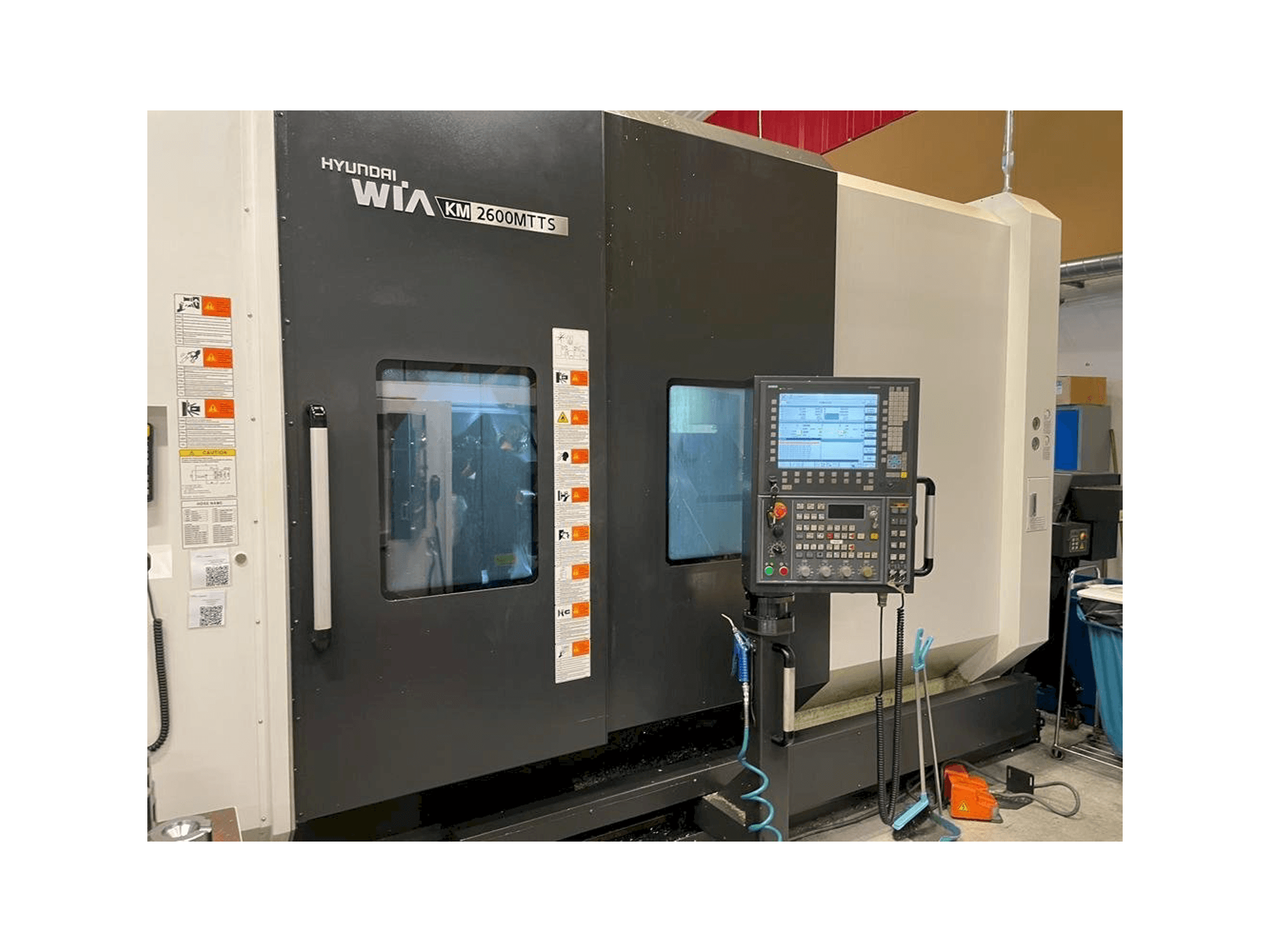 A Hyundai Wia KM 2600 MTTS gép elölnézete