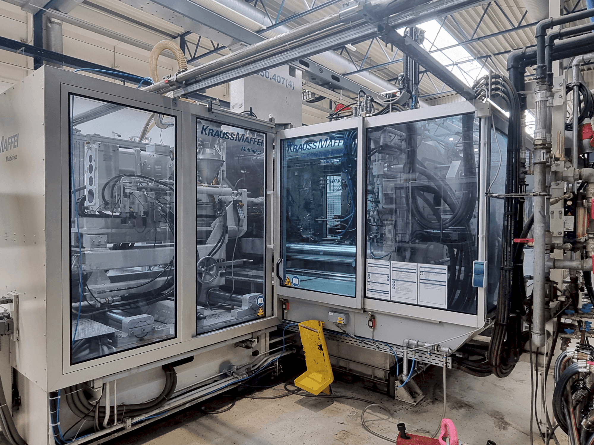 A Krauss Maffei 650-2700-390 CL gép elölnézete