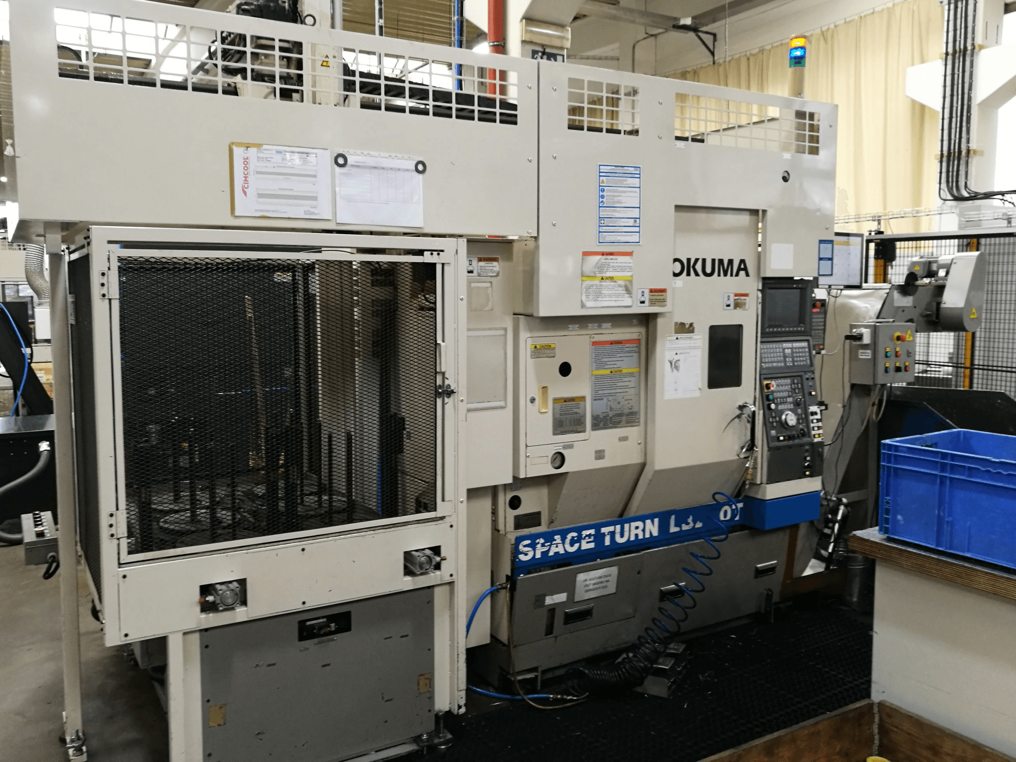 A Okuma SPACE TURN LB250T gép bal oldali nézete