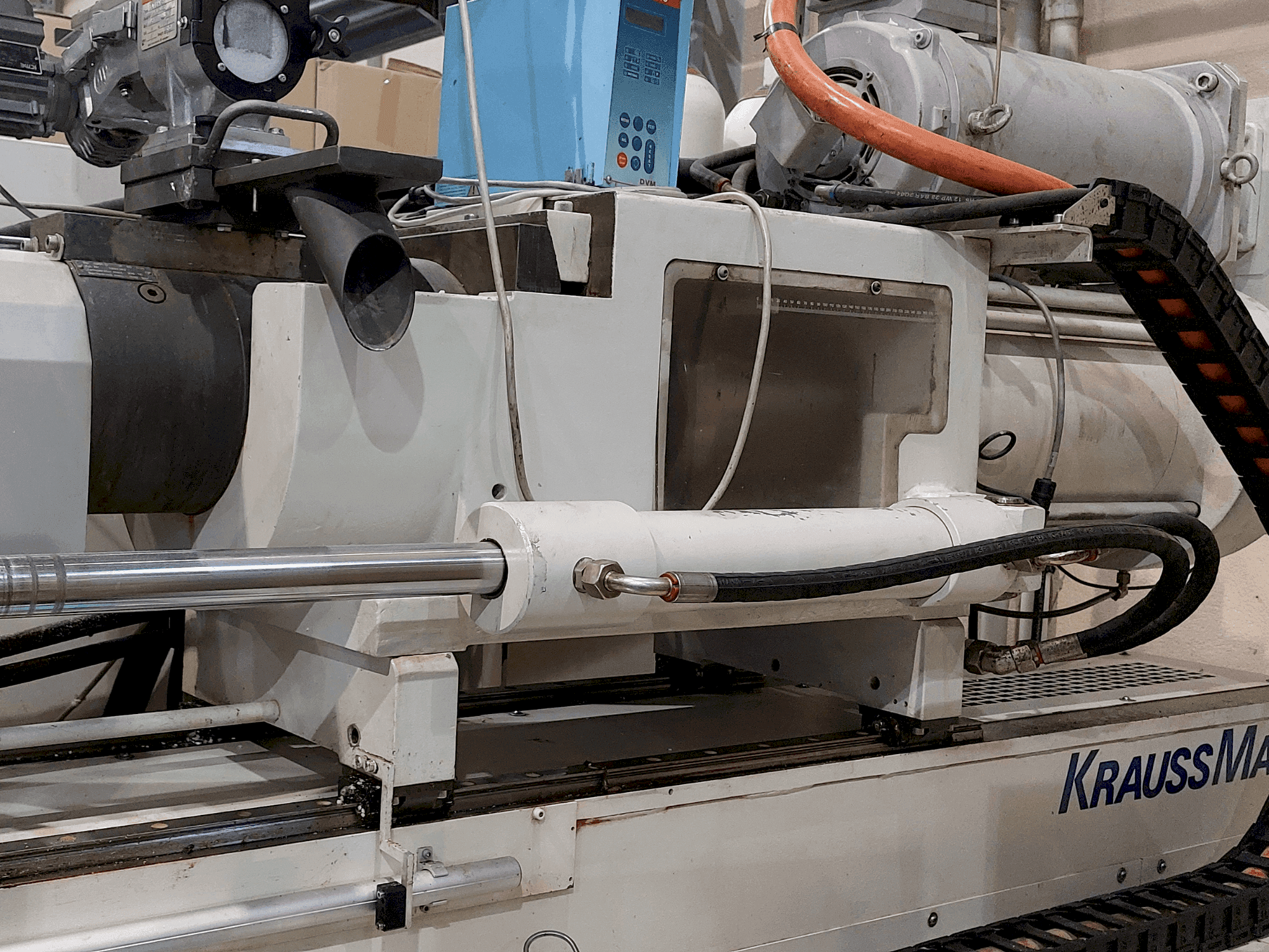 A Krauss Maffei 320-1900 C3 gép elölnézete