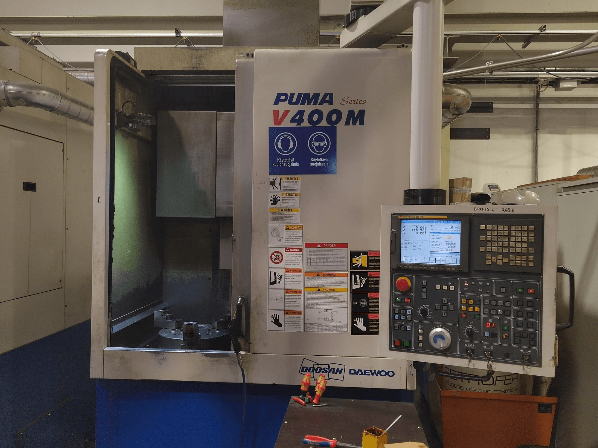 A Doosan Puma V400M gép elölnézete