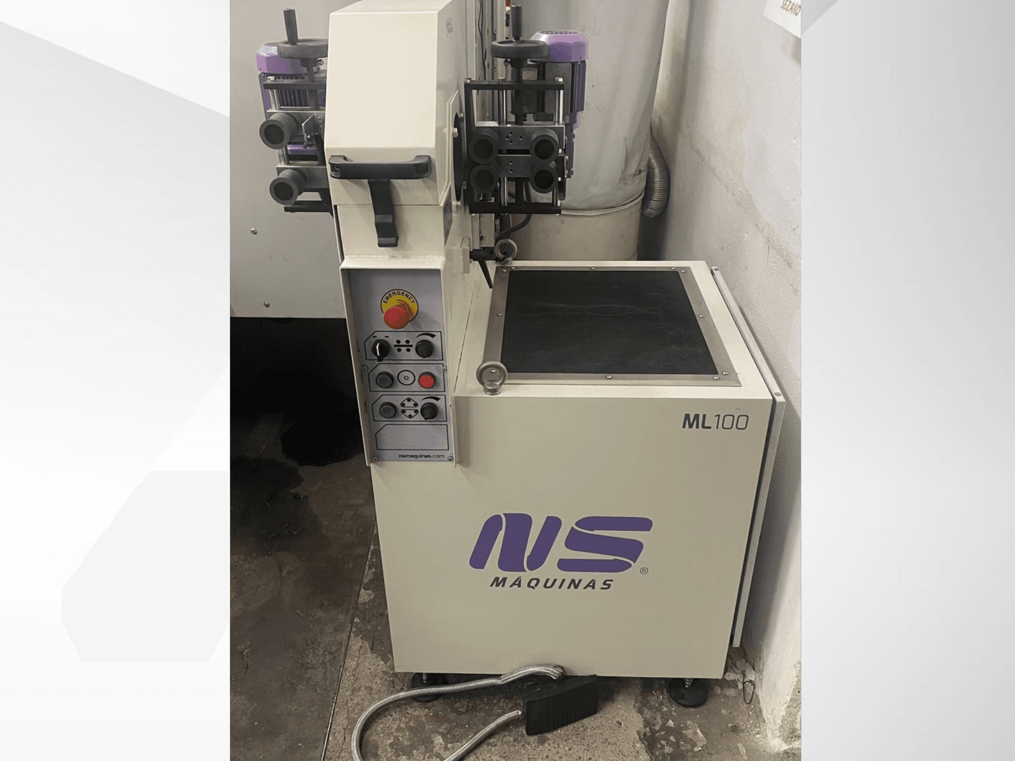 Az MS Maquinas ML100 gép, előlnézet, gombokkal és pedállal ellátott kezelőpanel, meghatározott munkafelület.