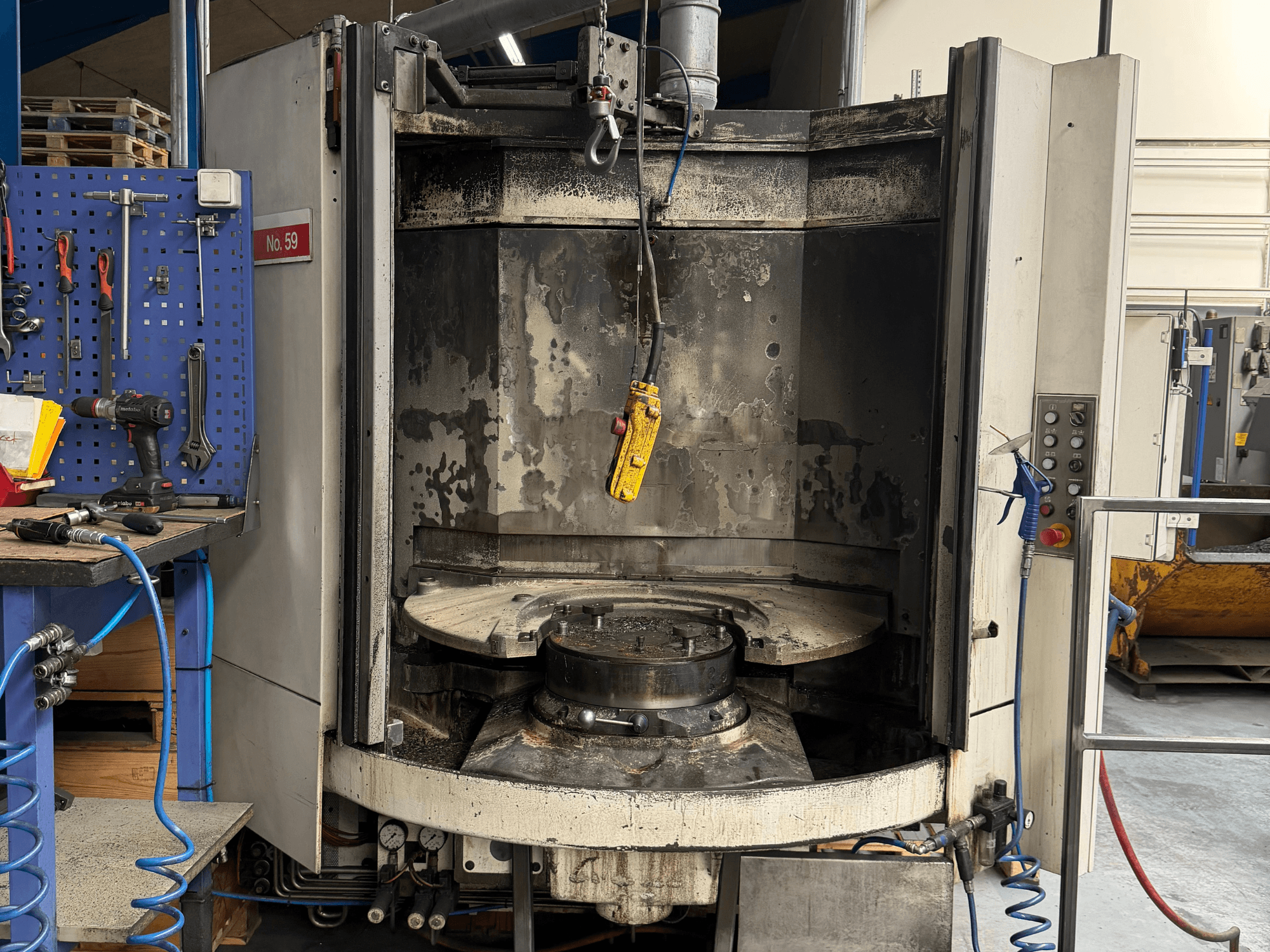 HELLER MC 16 vízszintes megmunkálóközpont elölnézetben, üres munkaasztal és kezelőpanel, műhelyben.