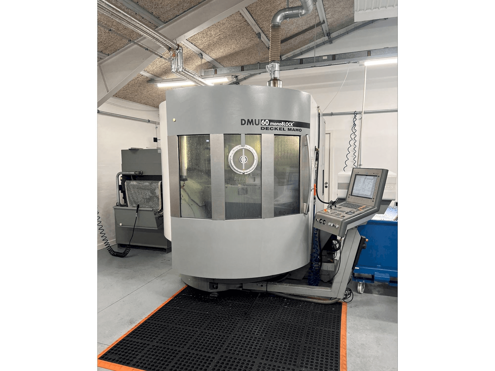 A DMG MORI DMU 60 monoBLOCK gép elölnézete