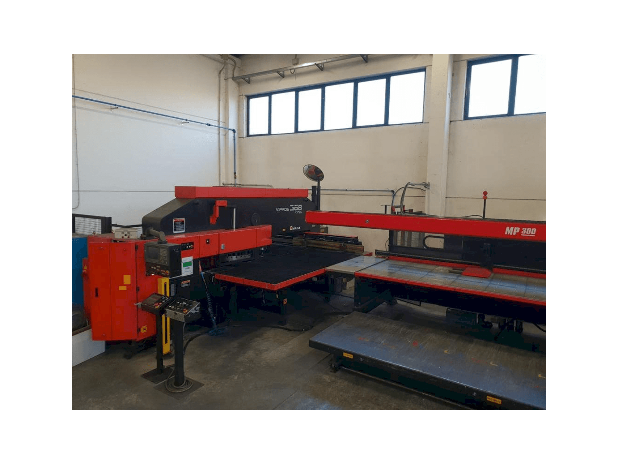 A AMADA VIPROS 368 KING gép elölnézete