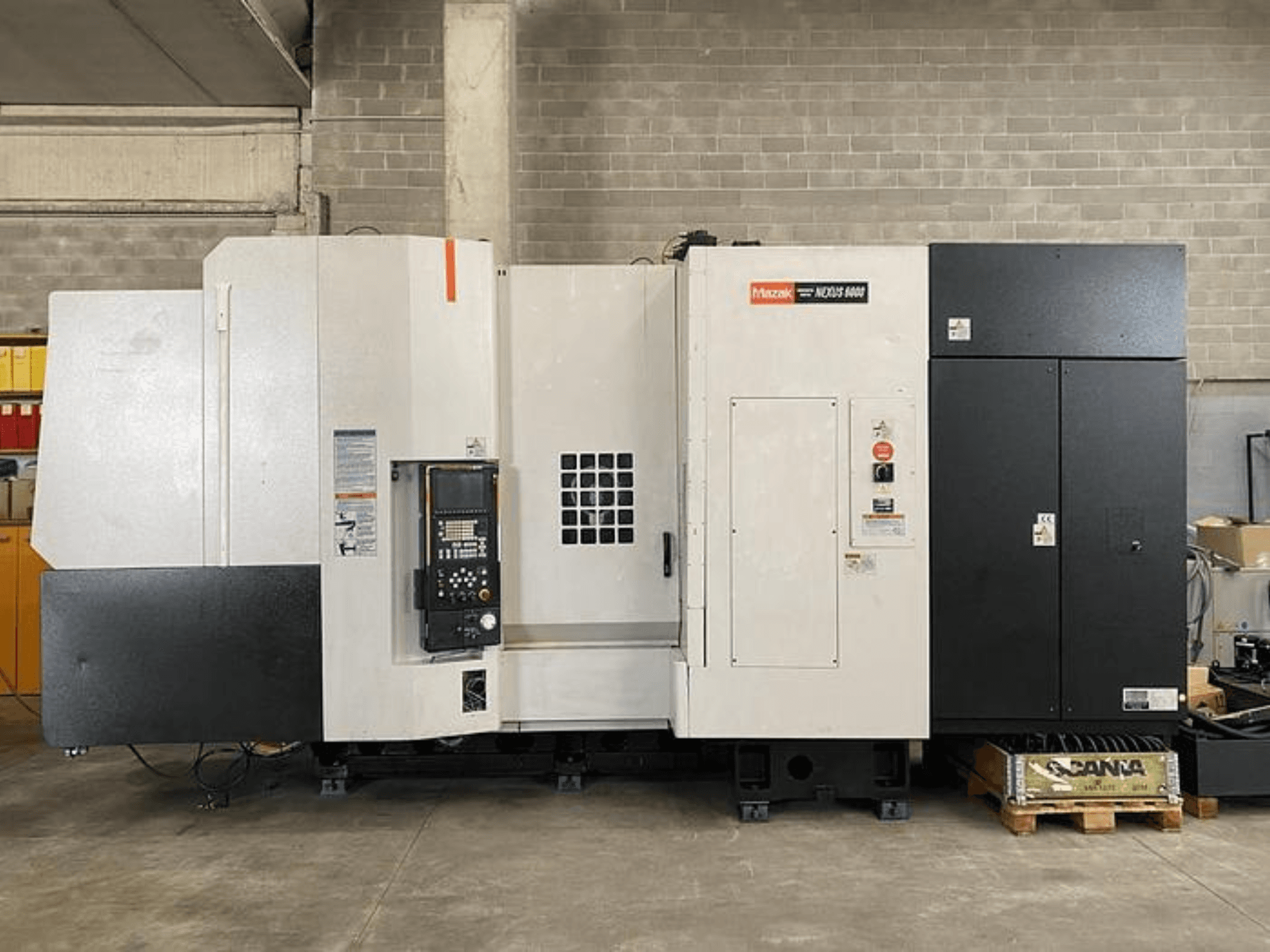 Mazak NEXUS 6400 CNC eszterga, előlnézet, vezérlőpanel, hálózati kapcsoló és kéttónusú fehér-fekete ház.