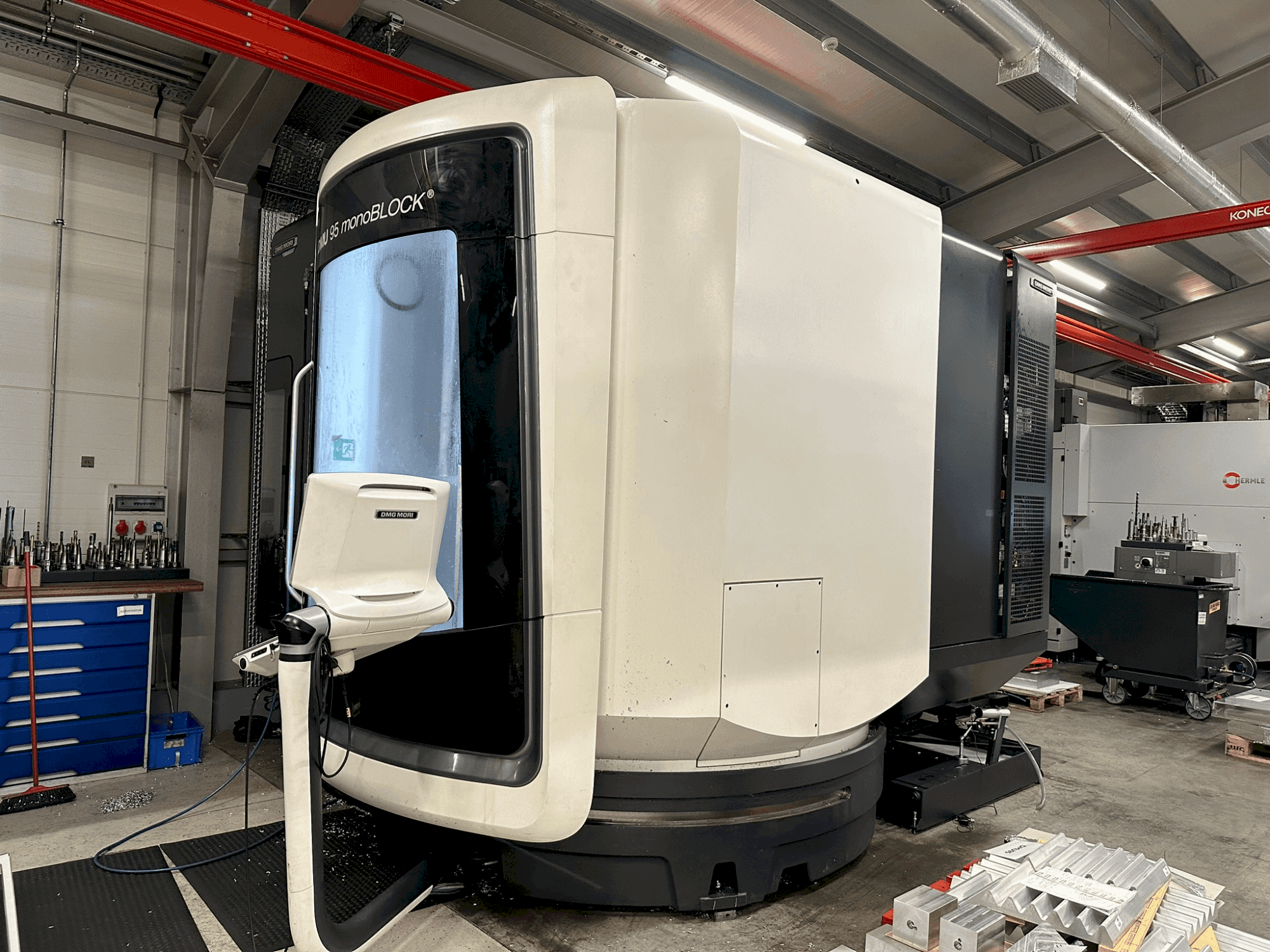 A DMG MORI DMU 95 monoBLOCK (2021) gép elölnézete