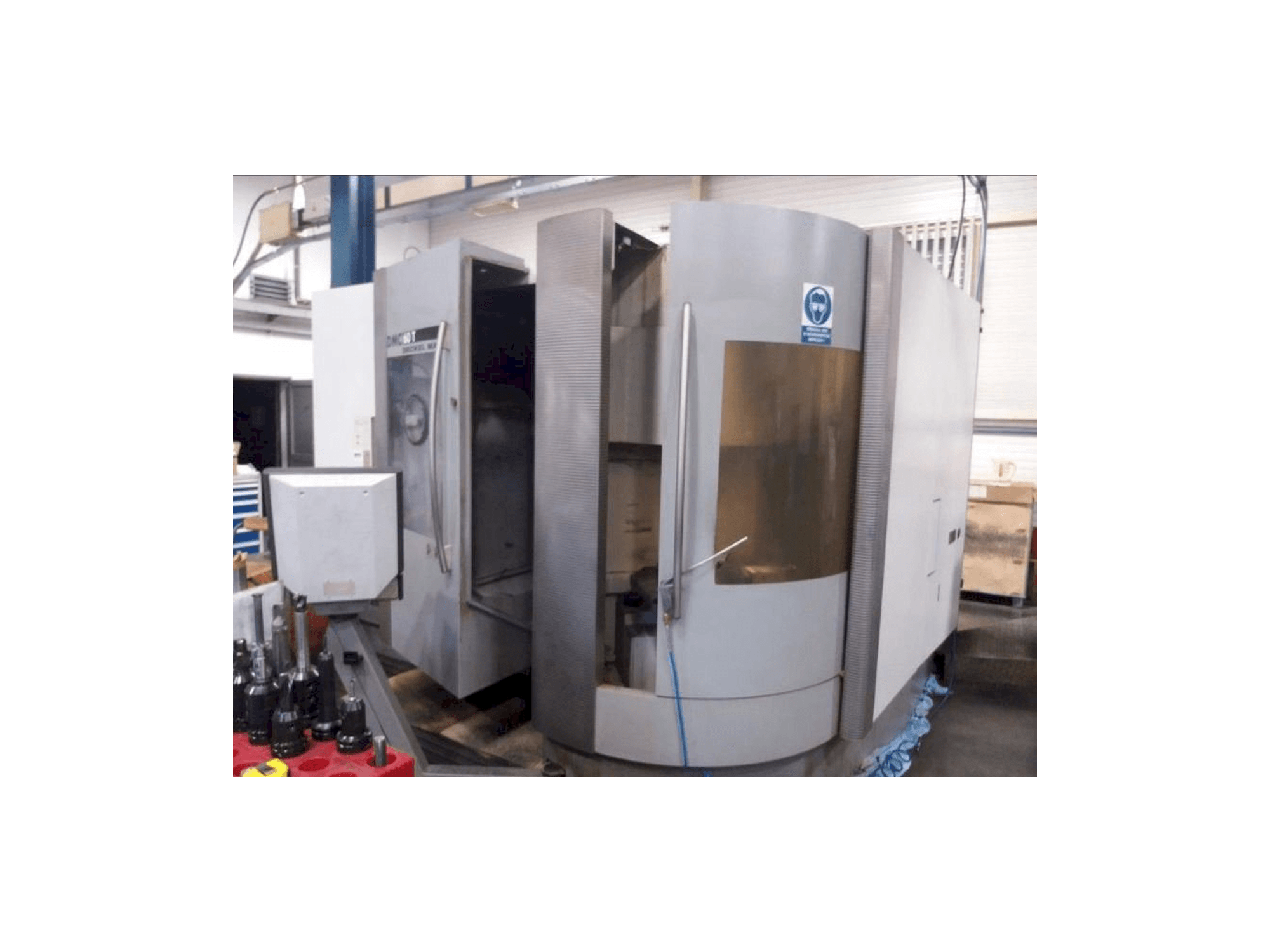 A DECKEL MAHO DMC 60T gép elölnézete