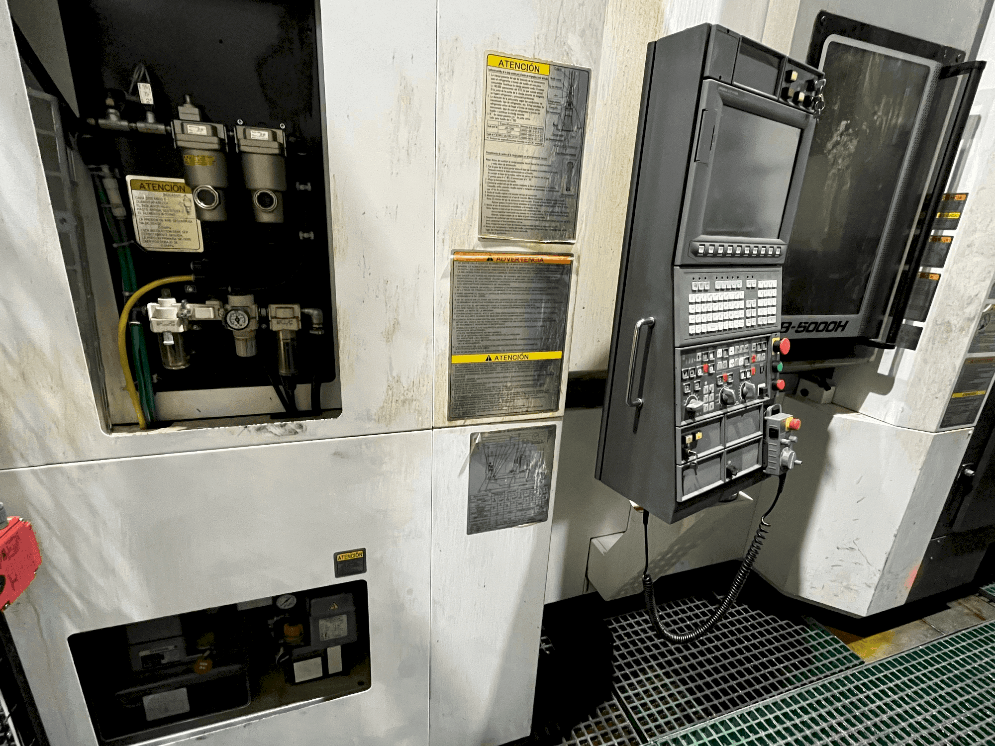 A Okuma MB-5000H gép elölnézete