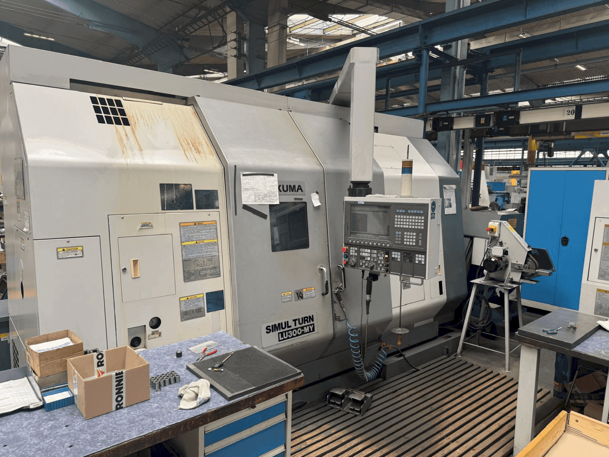 A Okuma LU 300 MY gép elölnézete