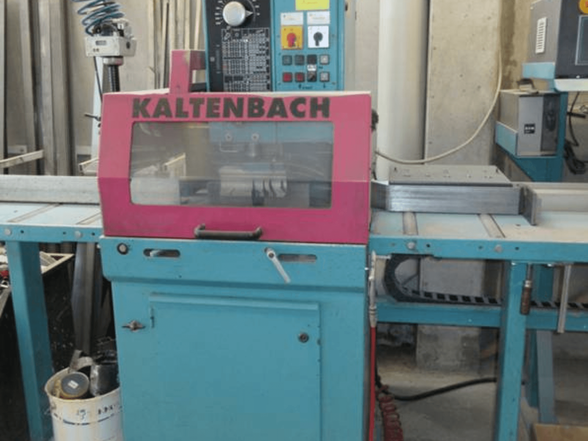 KALTENBACH KKS 400 E fém körfűrész elölnézetben, rózsaszín biztonsági borítással és gombokkal ellátott kezelőpanellel.