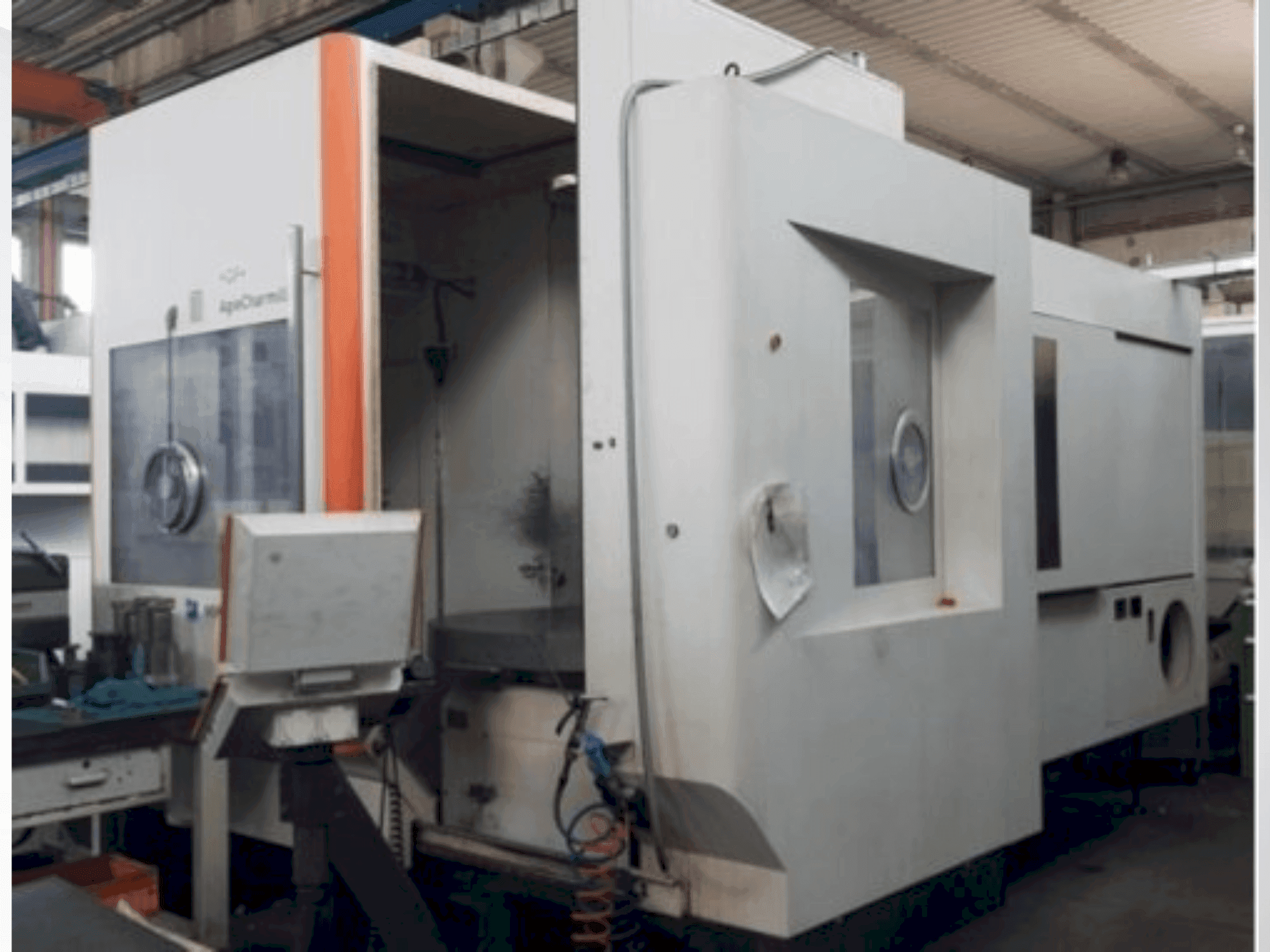 A MIKRON HPM 1350U gép elölnézete