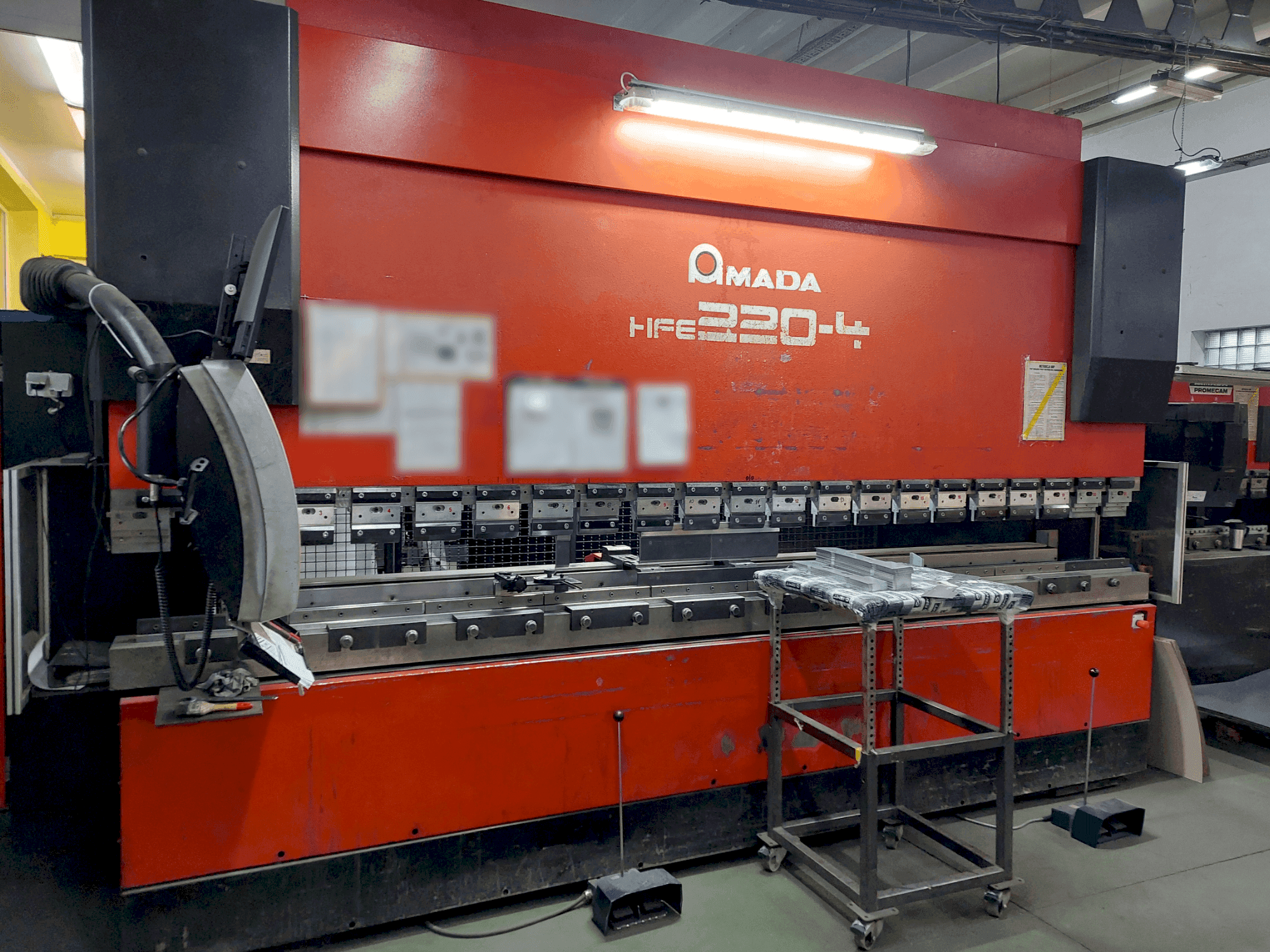A AMADA HFE 220-4 gép elölnézete