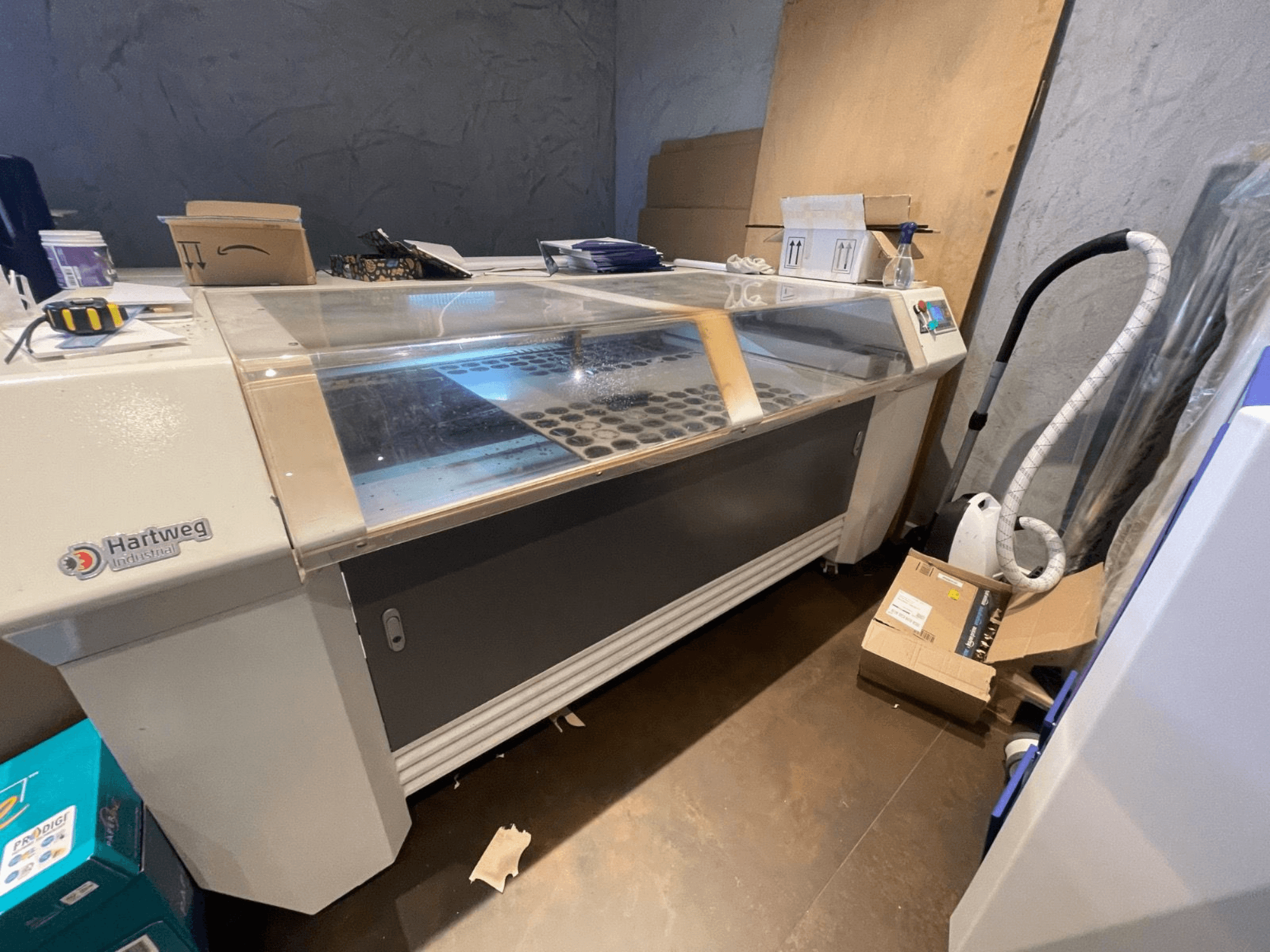 Bodor CL-1610XUF CO2 lézervágógép oldalnézetben, a munkaterület az anyagnyílásokkal és a kezelőpanellel.